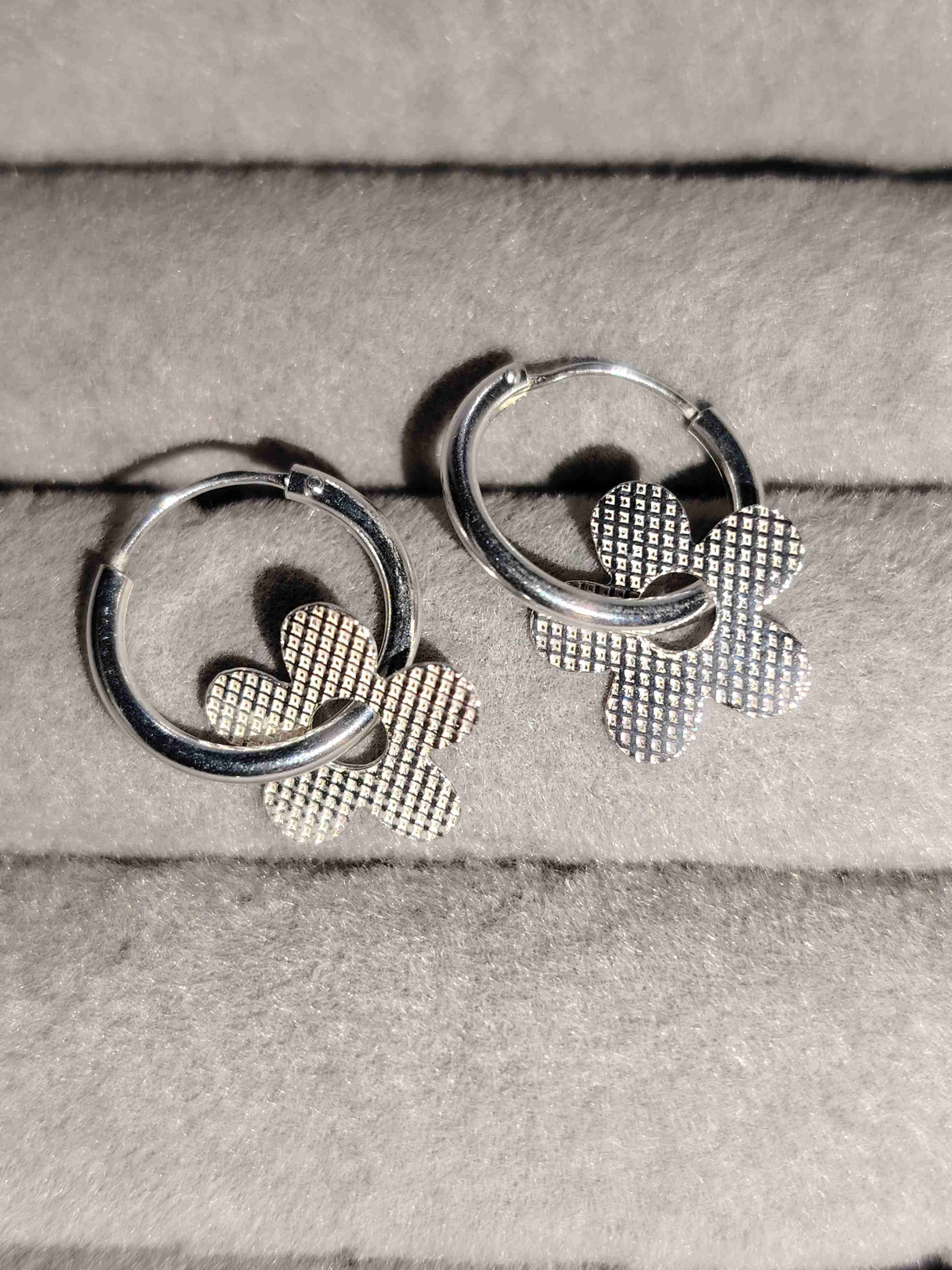 Aros de plata con flor