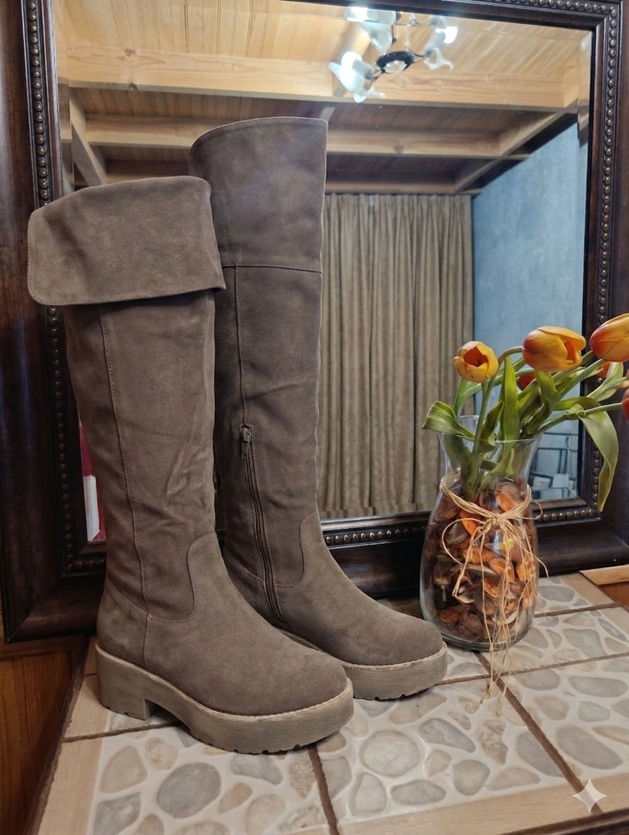 Botas bucaneras altas de gamuza café