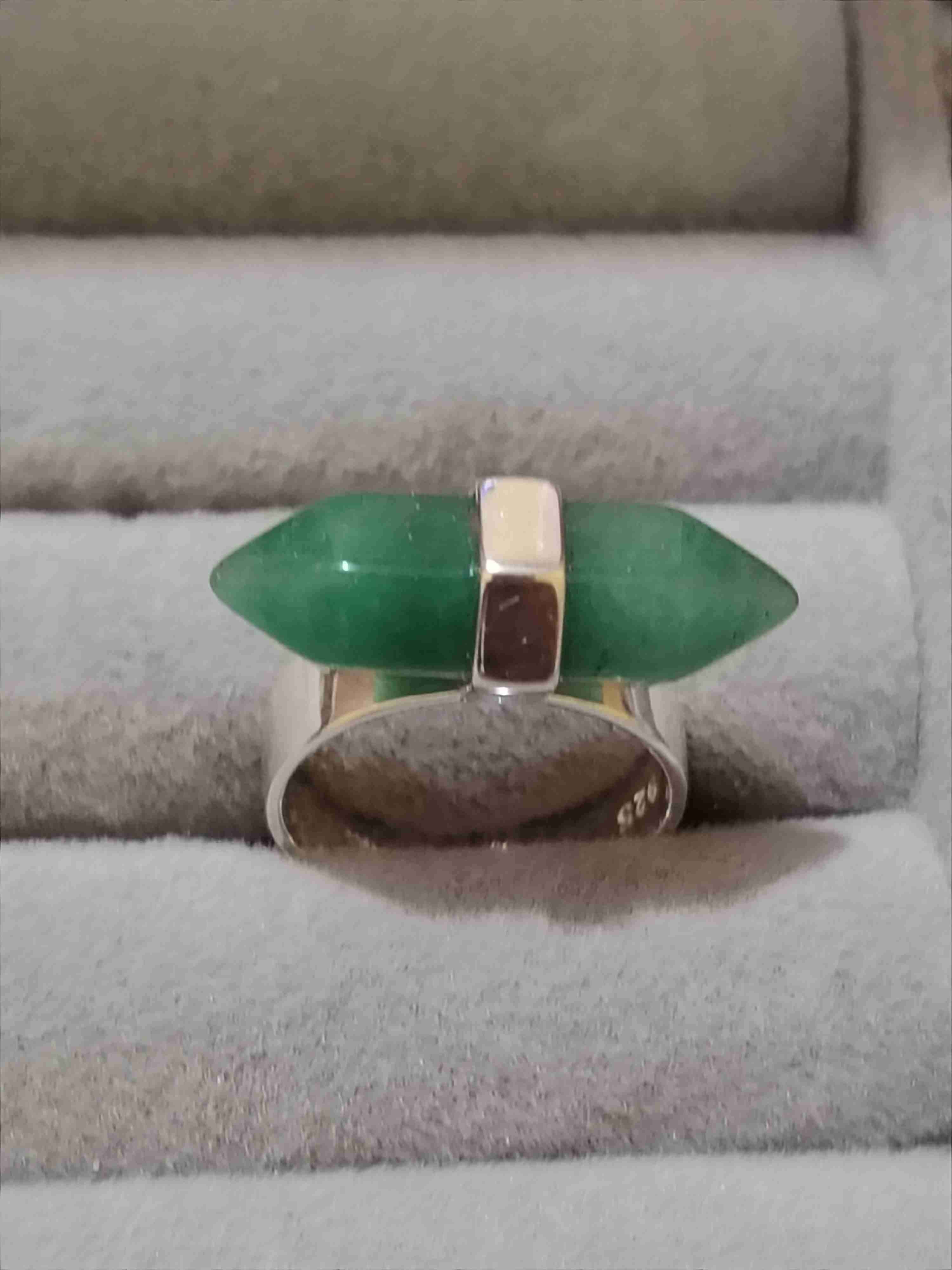 Anillo de plata con cuarzo verde