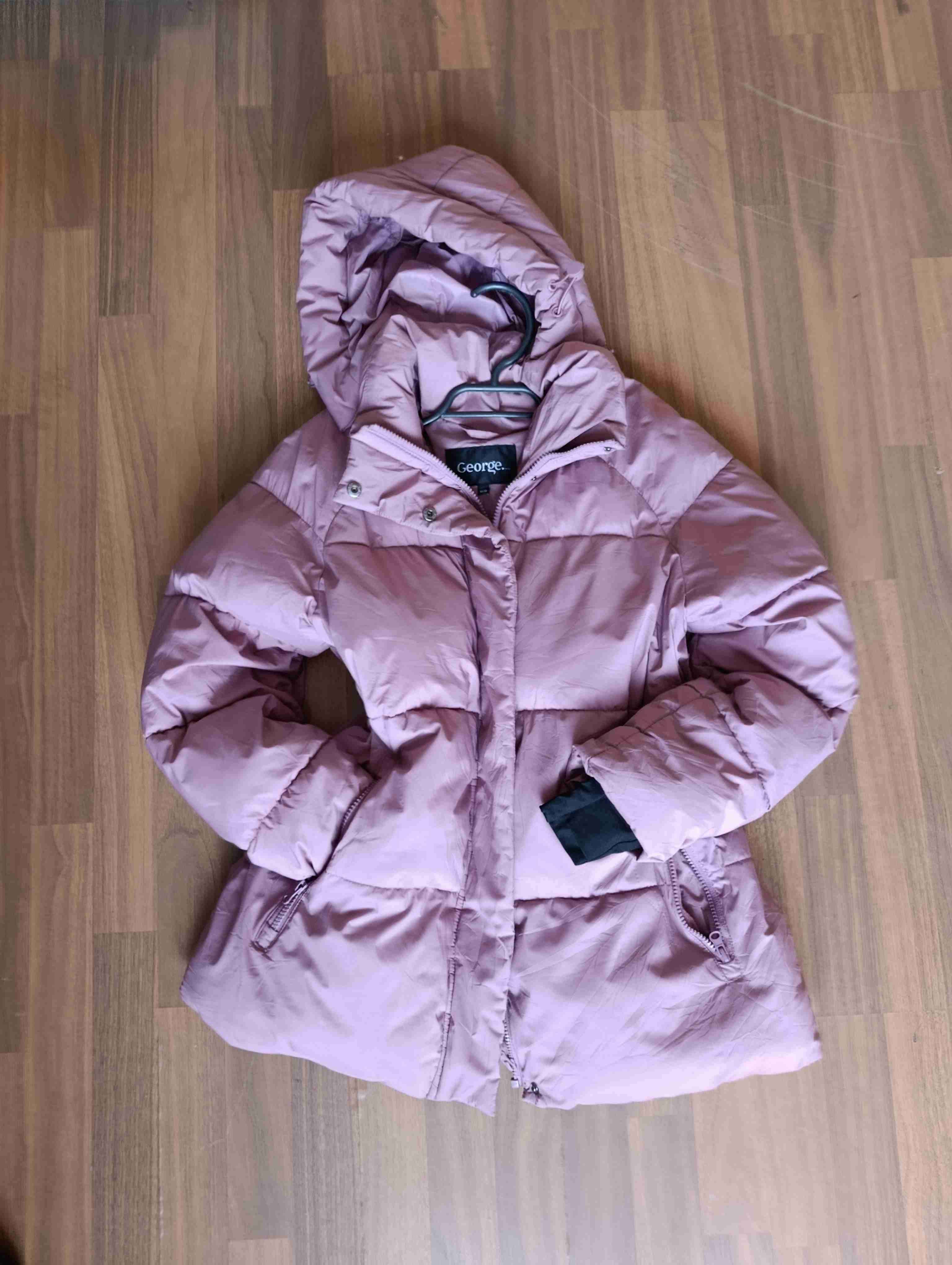 Chaqueta acolchada lila con capucha