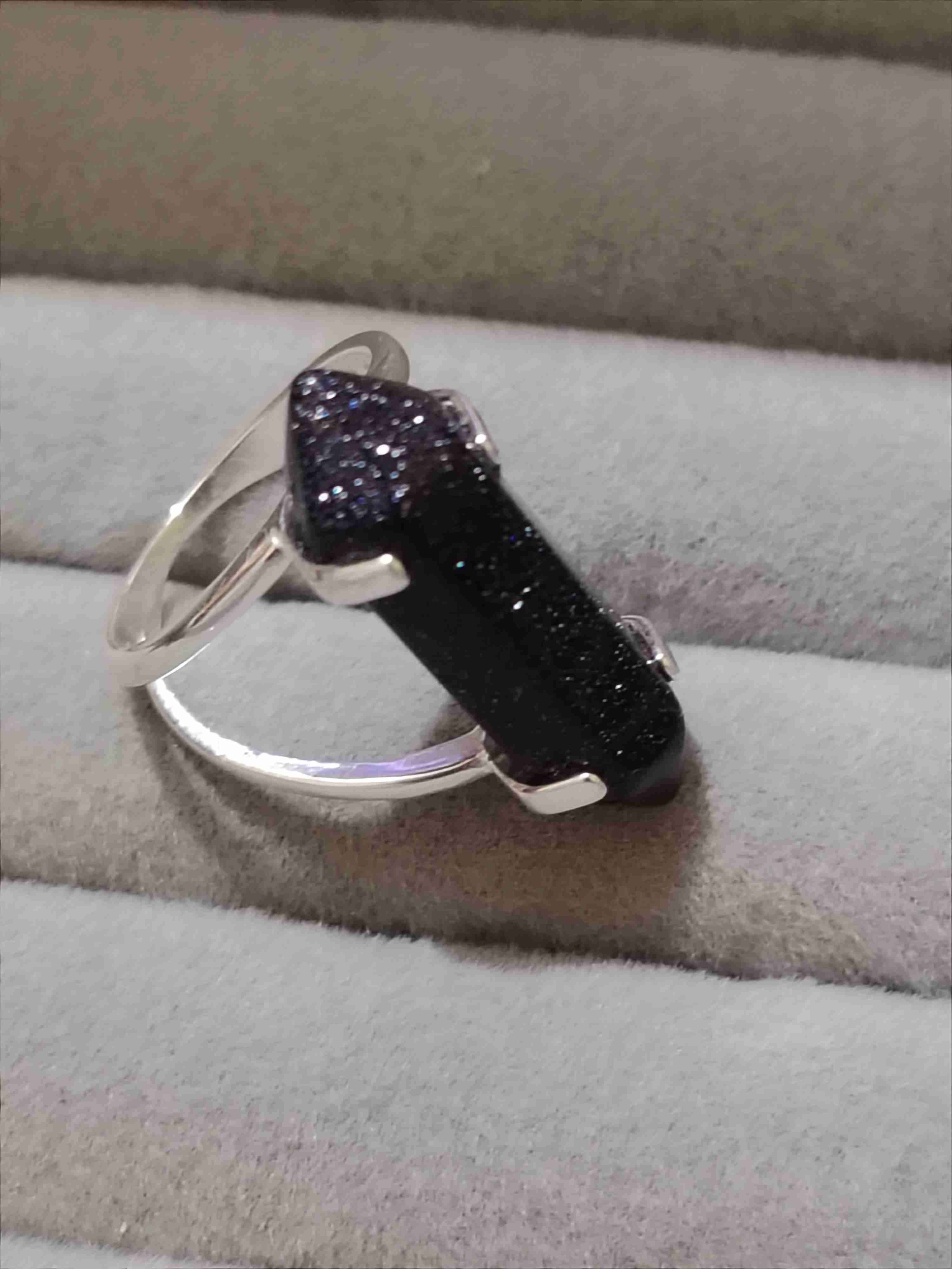 Anillo de piedra negra brillante