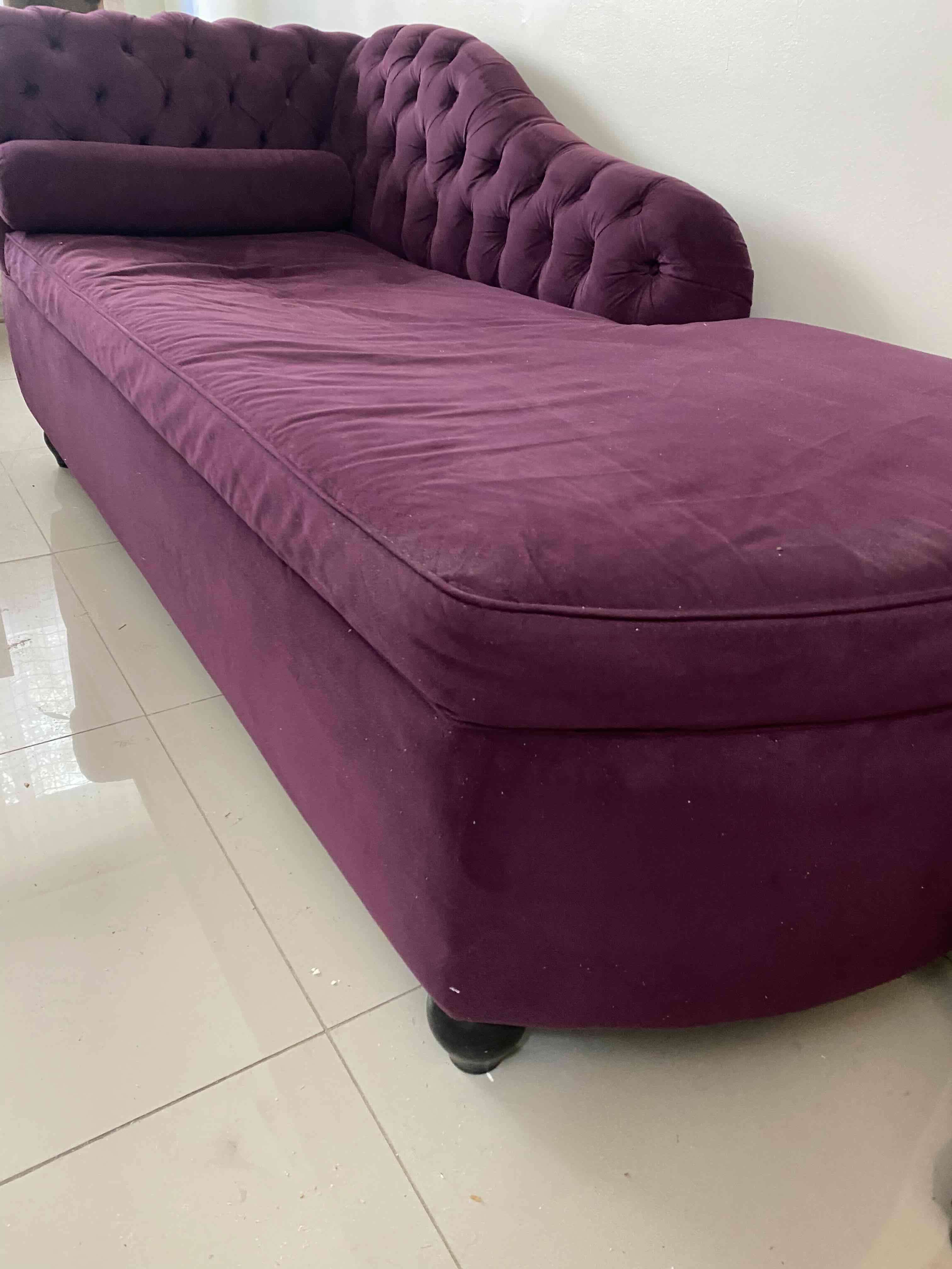 Sofá chaise longue morado - miniatura 1
