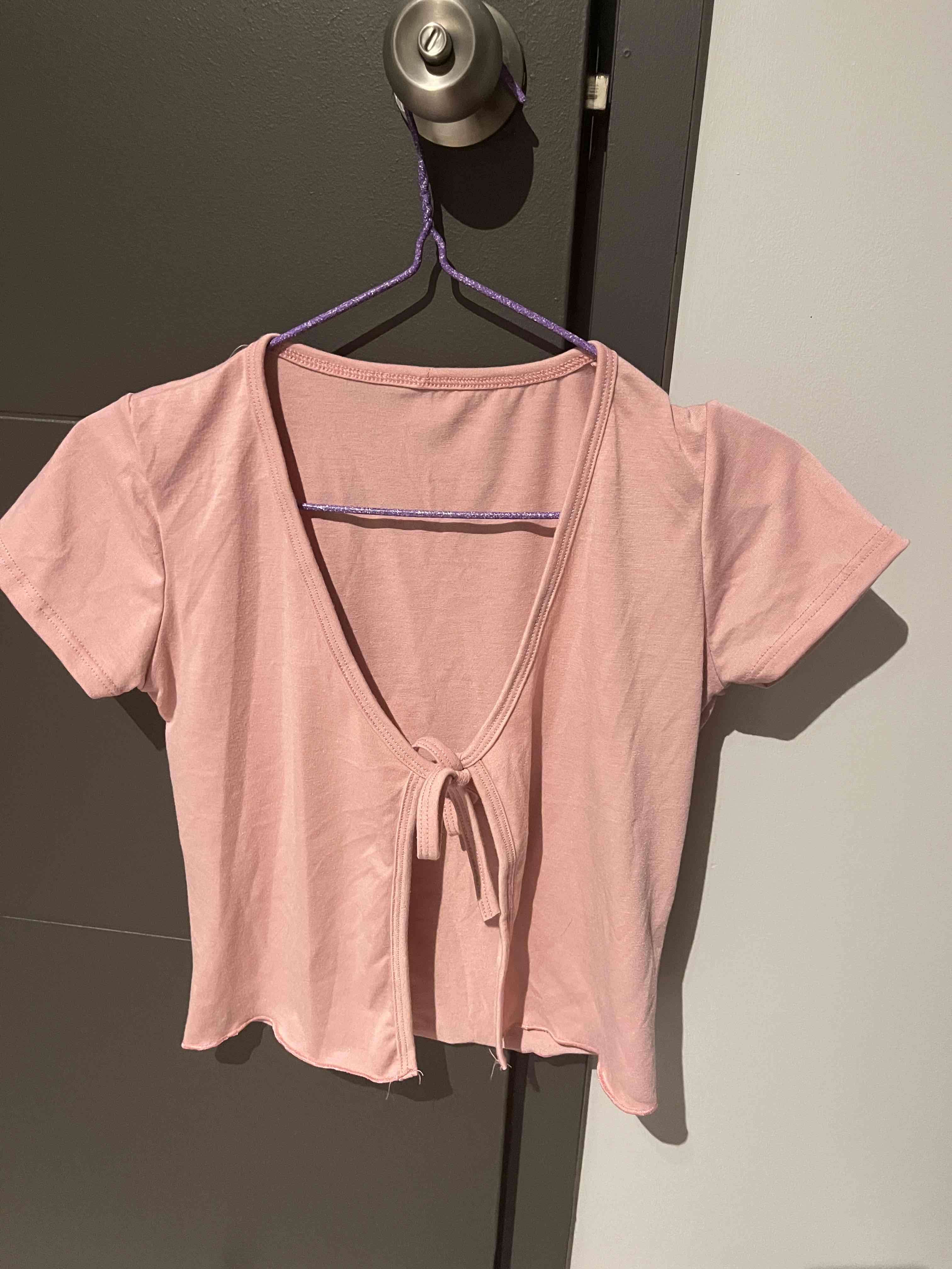 Polera rosada con lazo