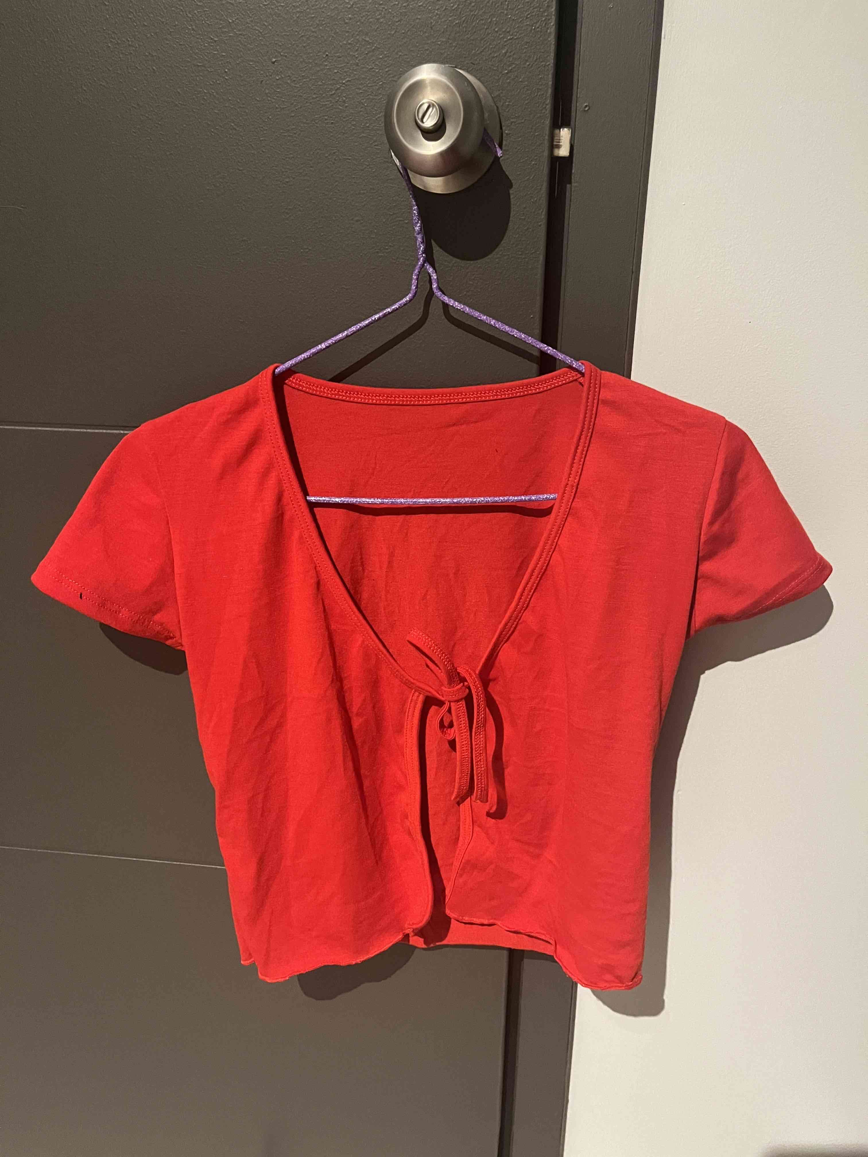 Polera roja corta con lazo