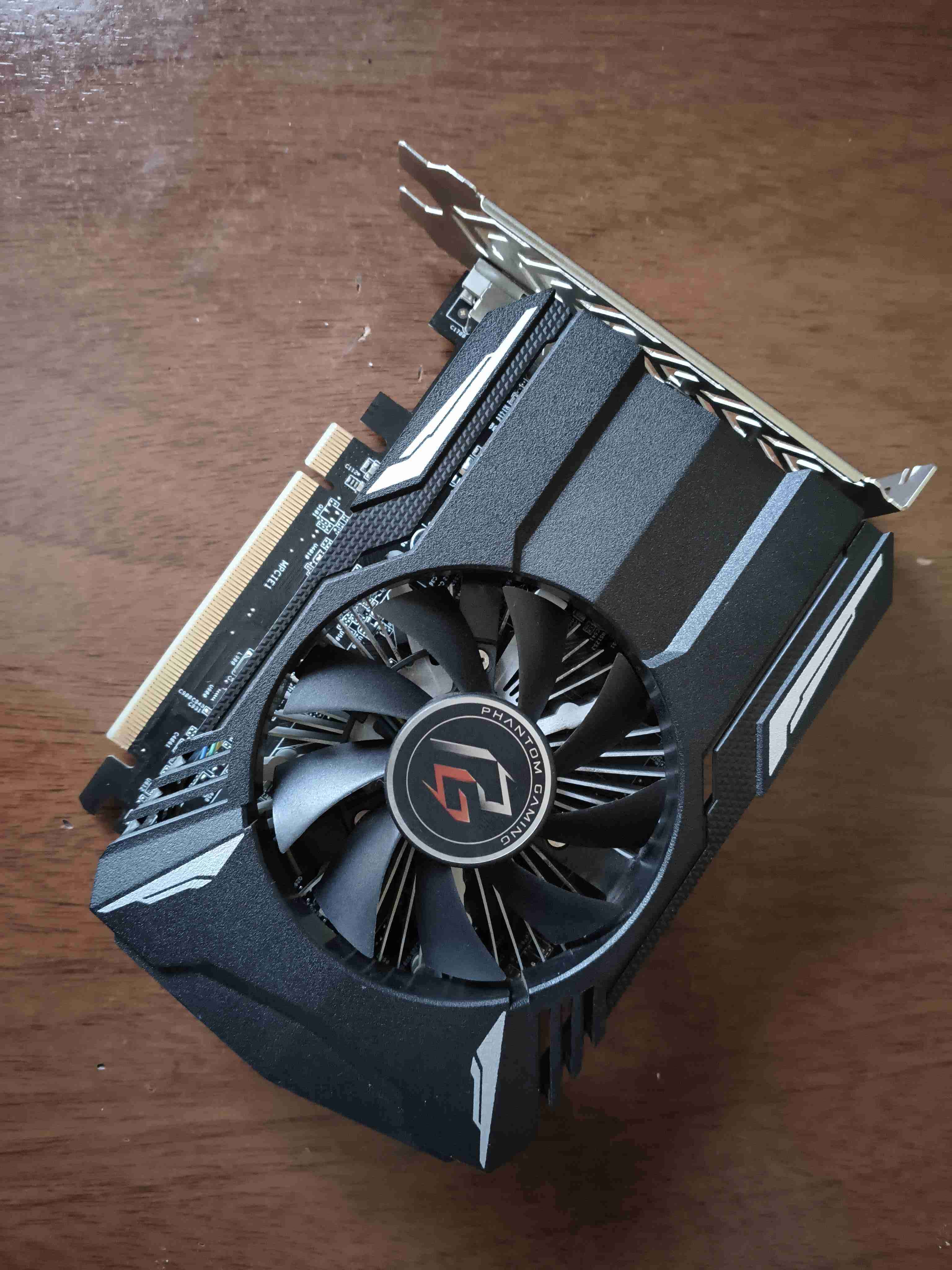 Tarjeta gráfica RX 550 Phantom Gaming - miniatura 1