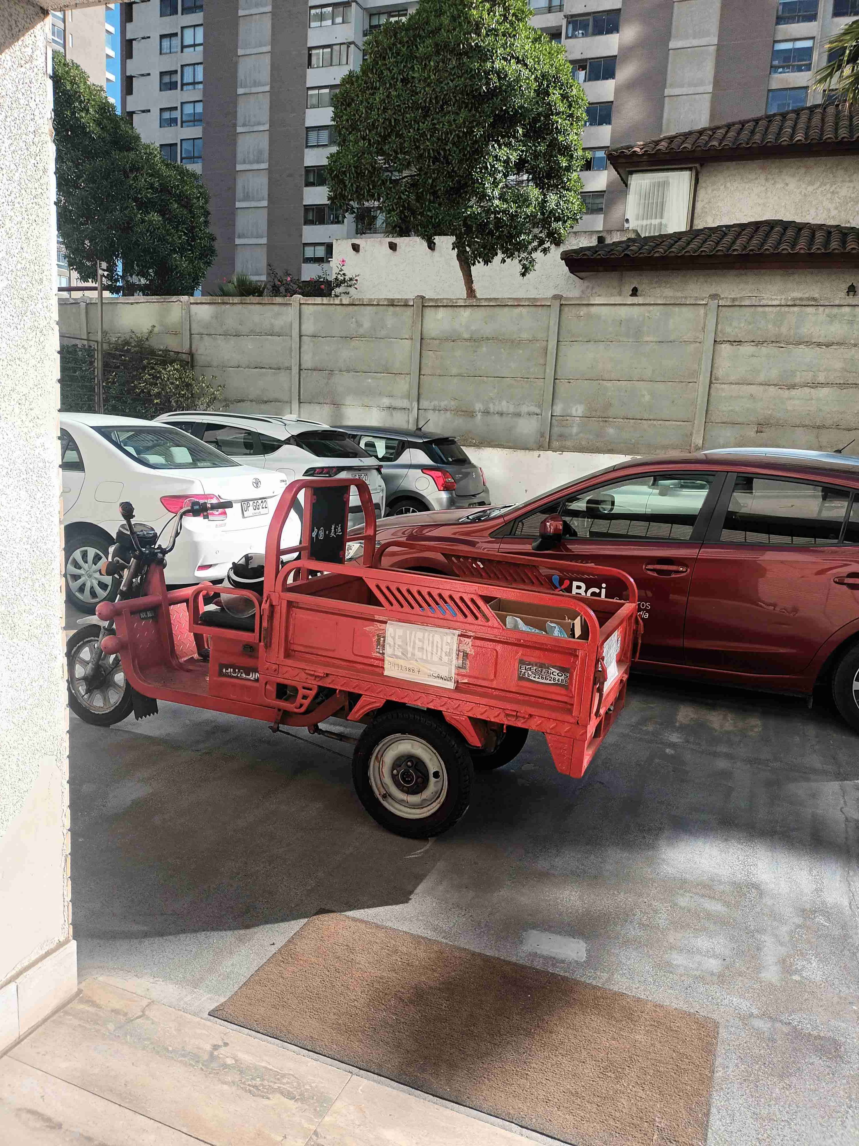 Motocarro rojo usado en venta - miniatura 1