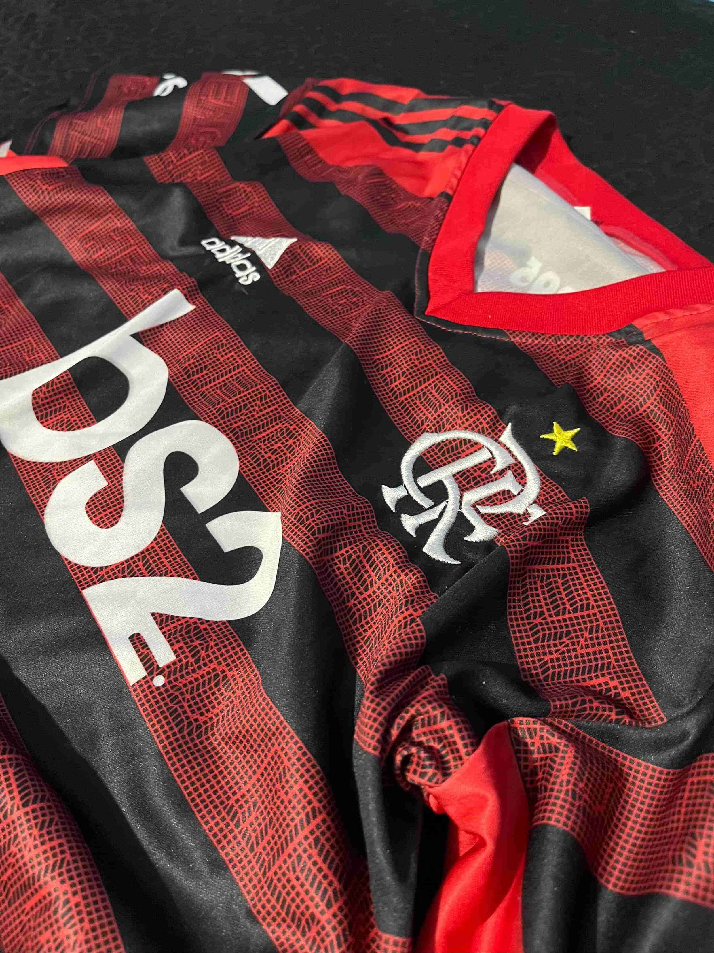 Camiseta deportiva rayada roja y negra - miniatura 1