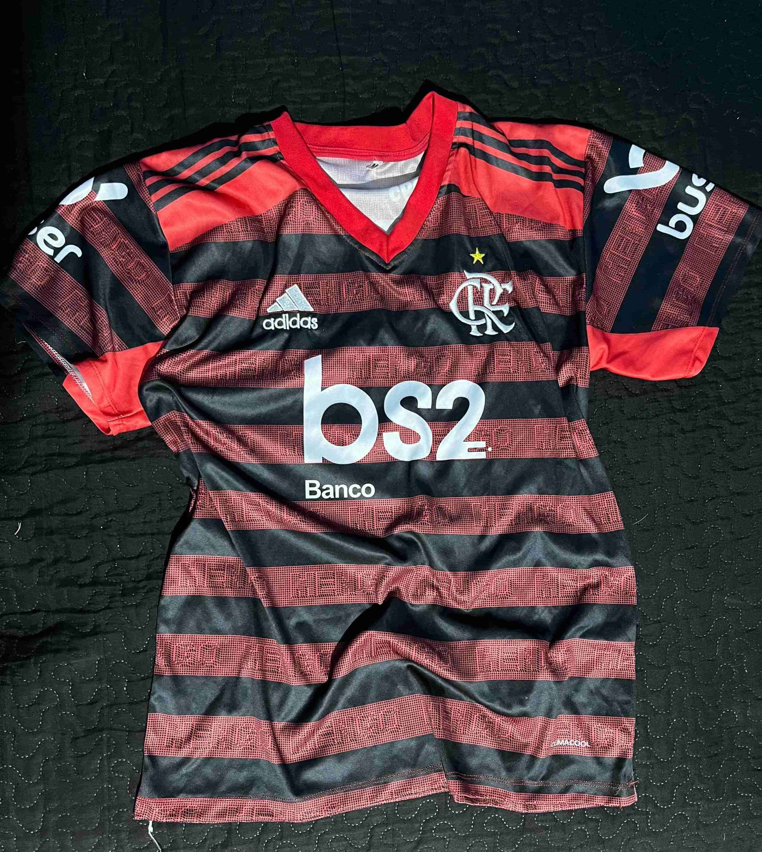 Camiseta deportiva rayada roja y negra - miniatura 2