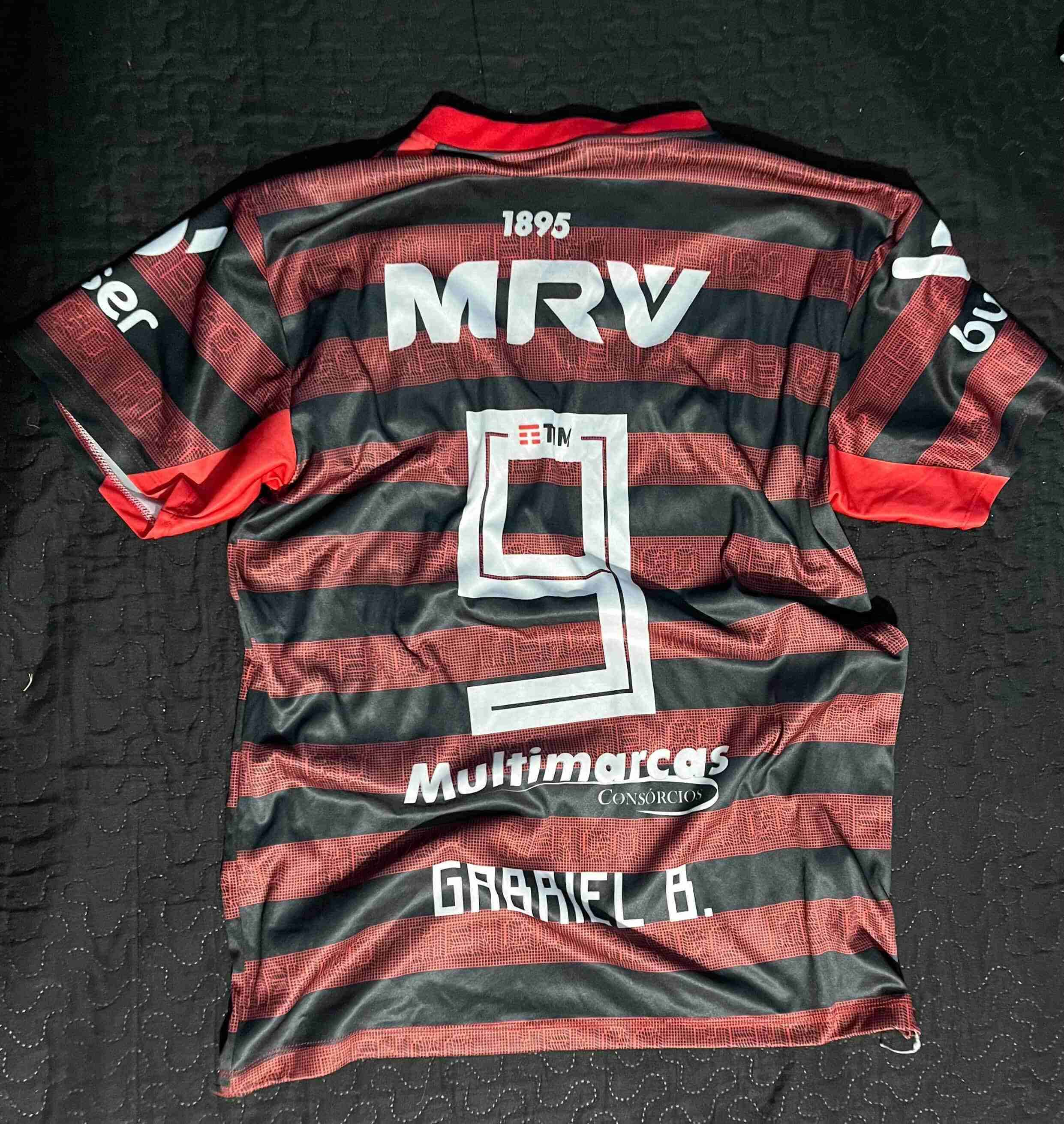 Camiseta deportiva rayada roja y negra - miniatura 3