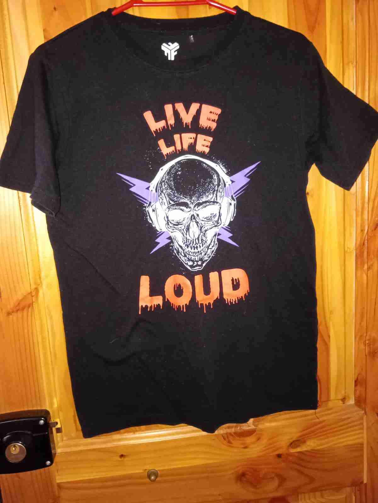 Polera negra estampada "Live Life Loud"
