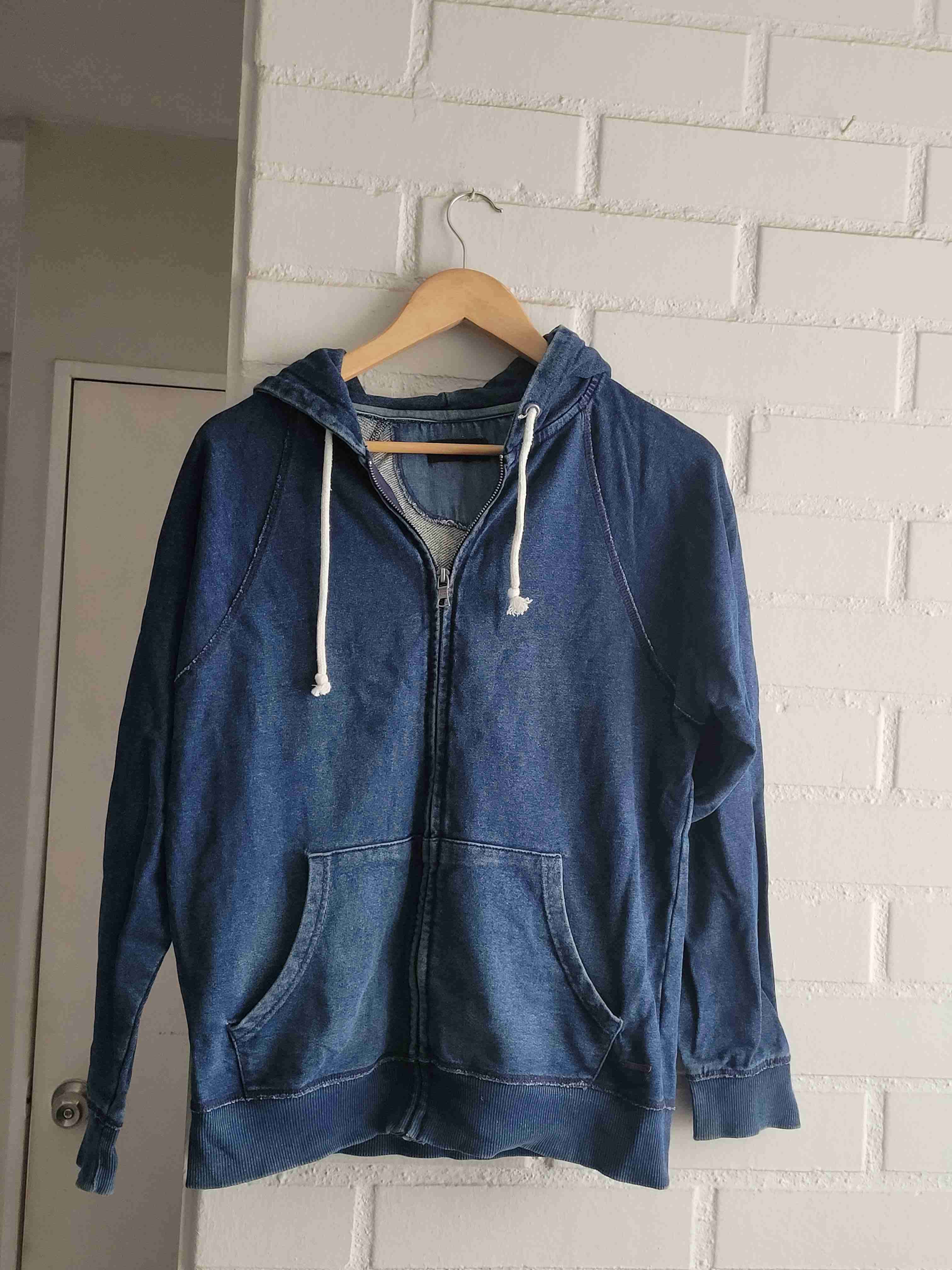 Polerón azul con capucha