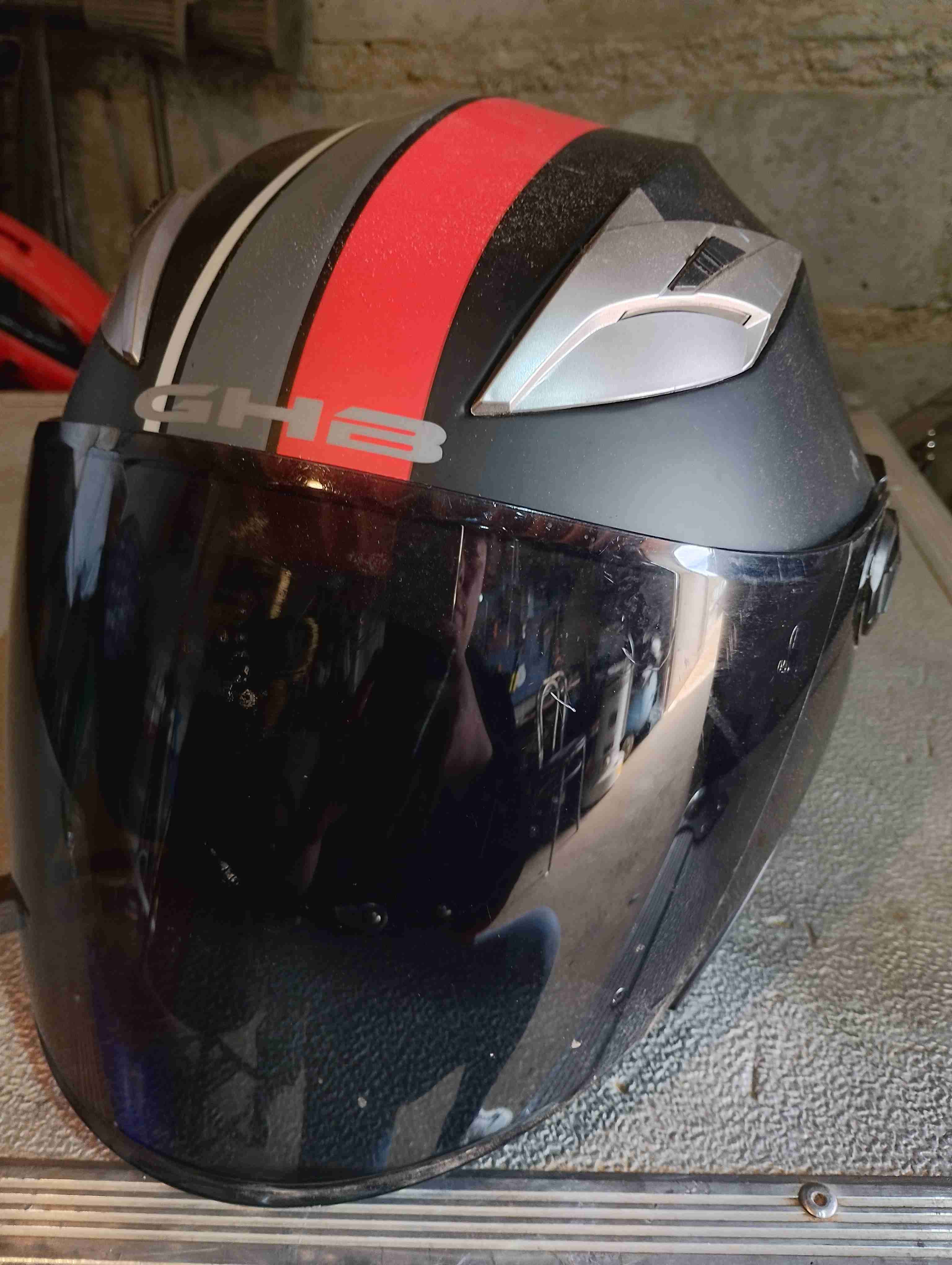 Casco integral negro y rojo - miniatura 1