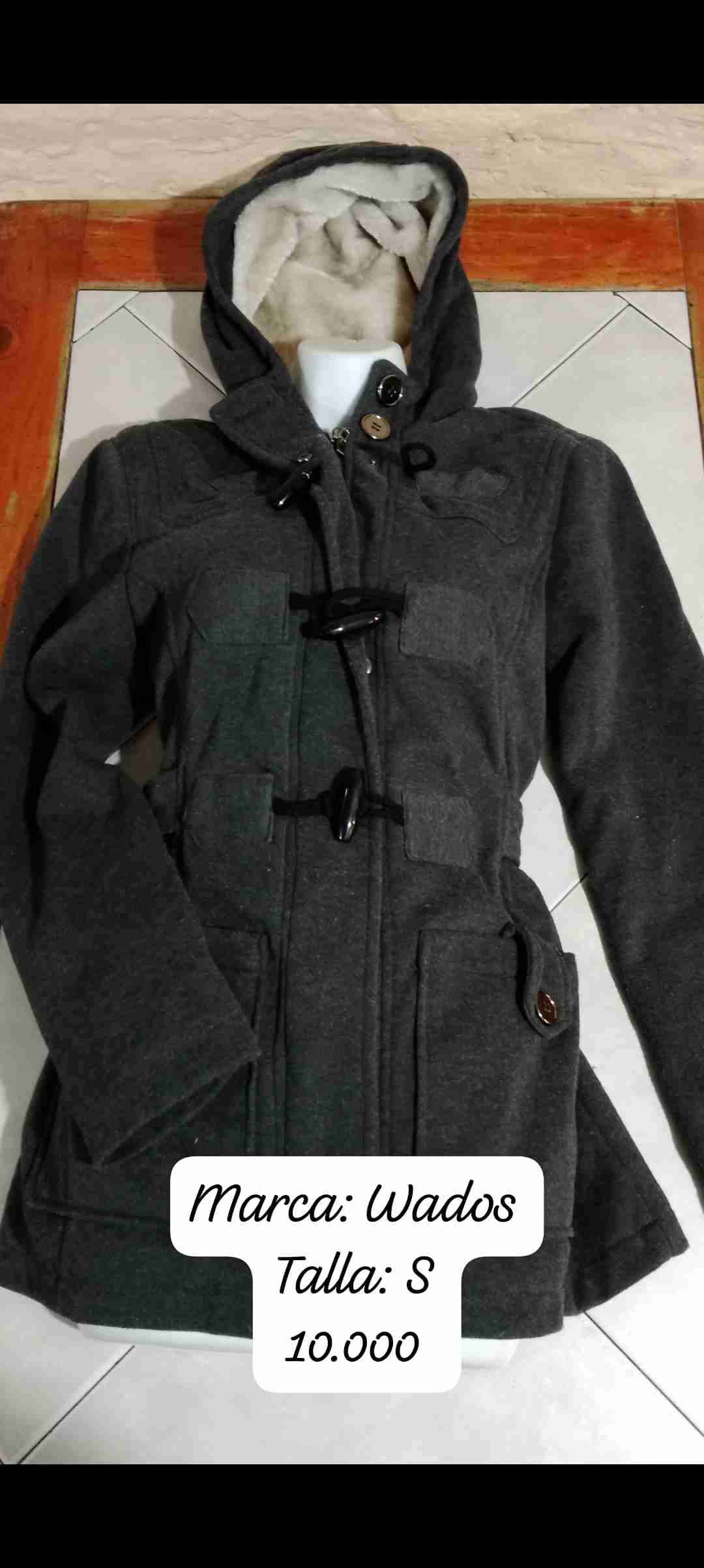 Abrigo gris con capucha Wados