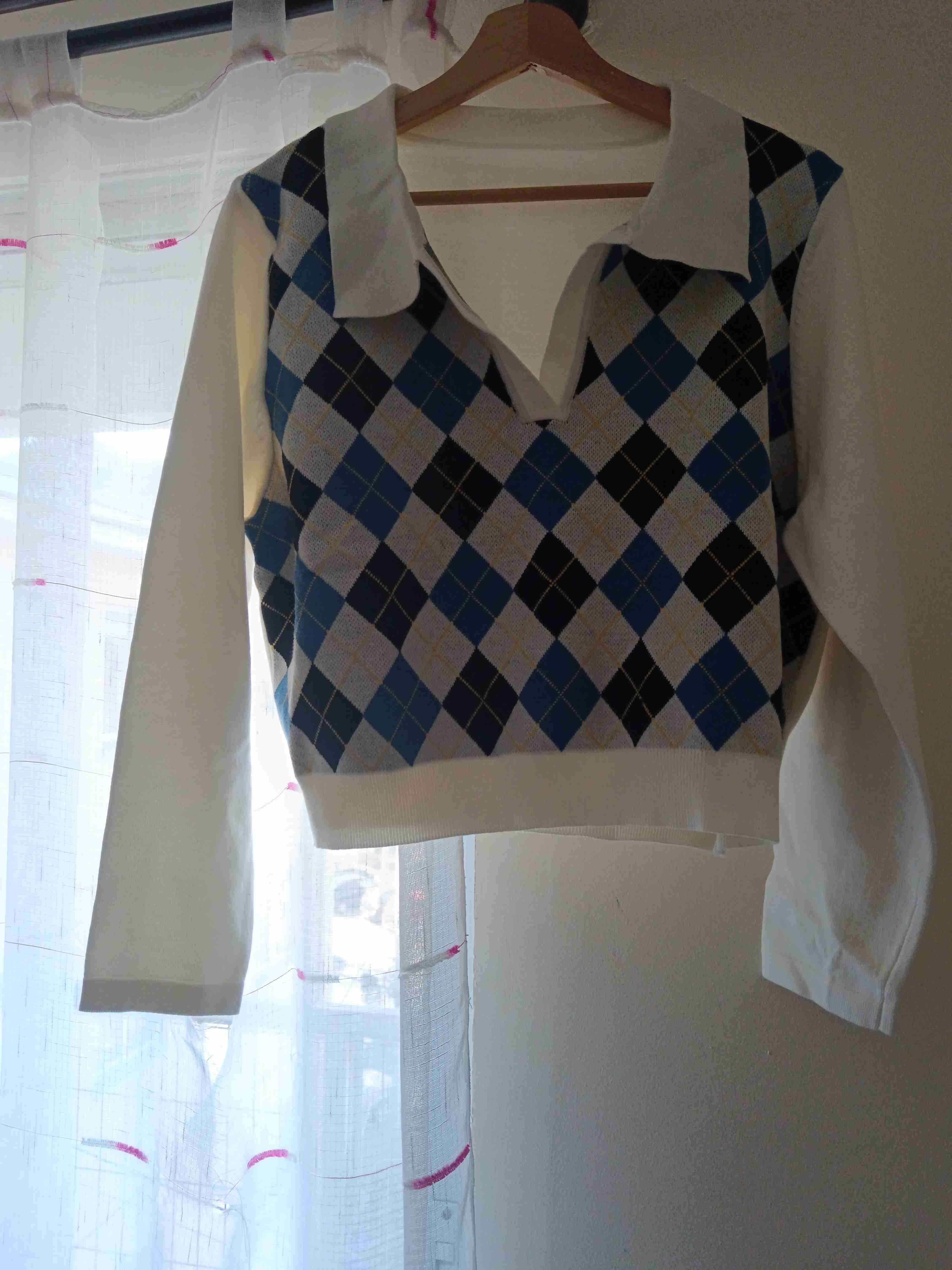 Suéter de rombos blanco y azul