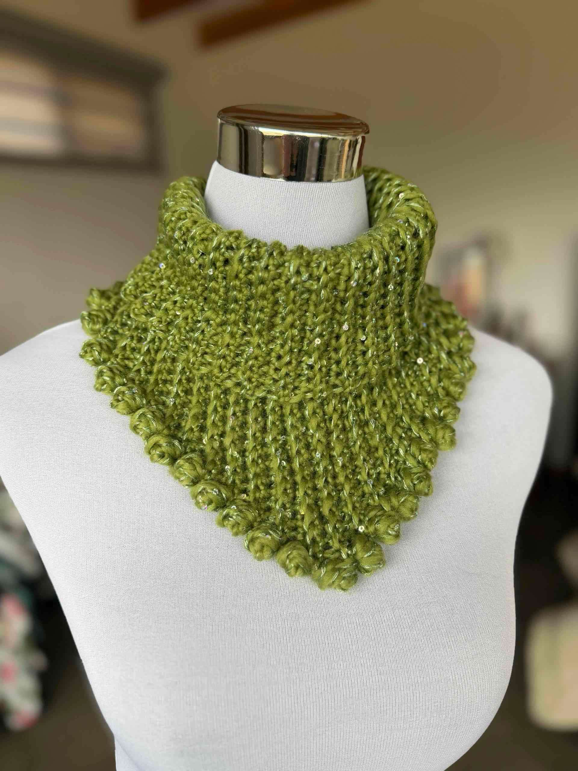 Cuello tejido verde con lentejuelas - miniatura 1