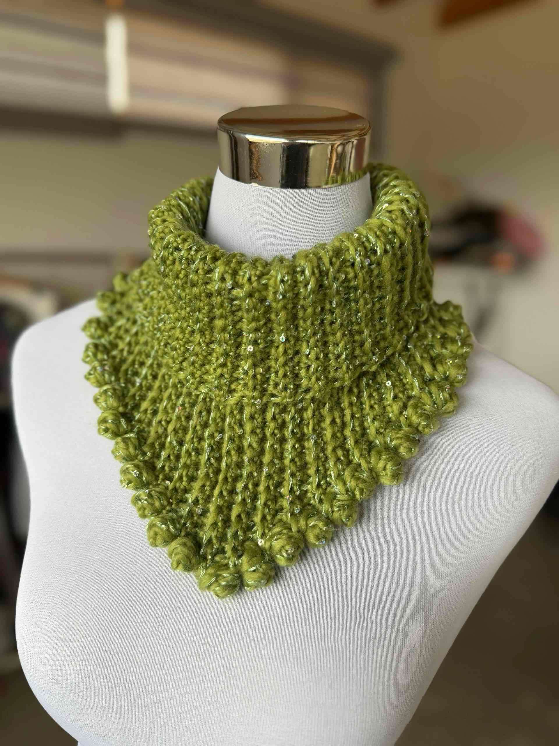 Cuello tejido verde con lentejuelas - miniatura 2