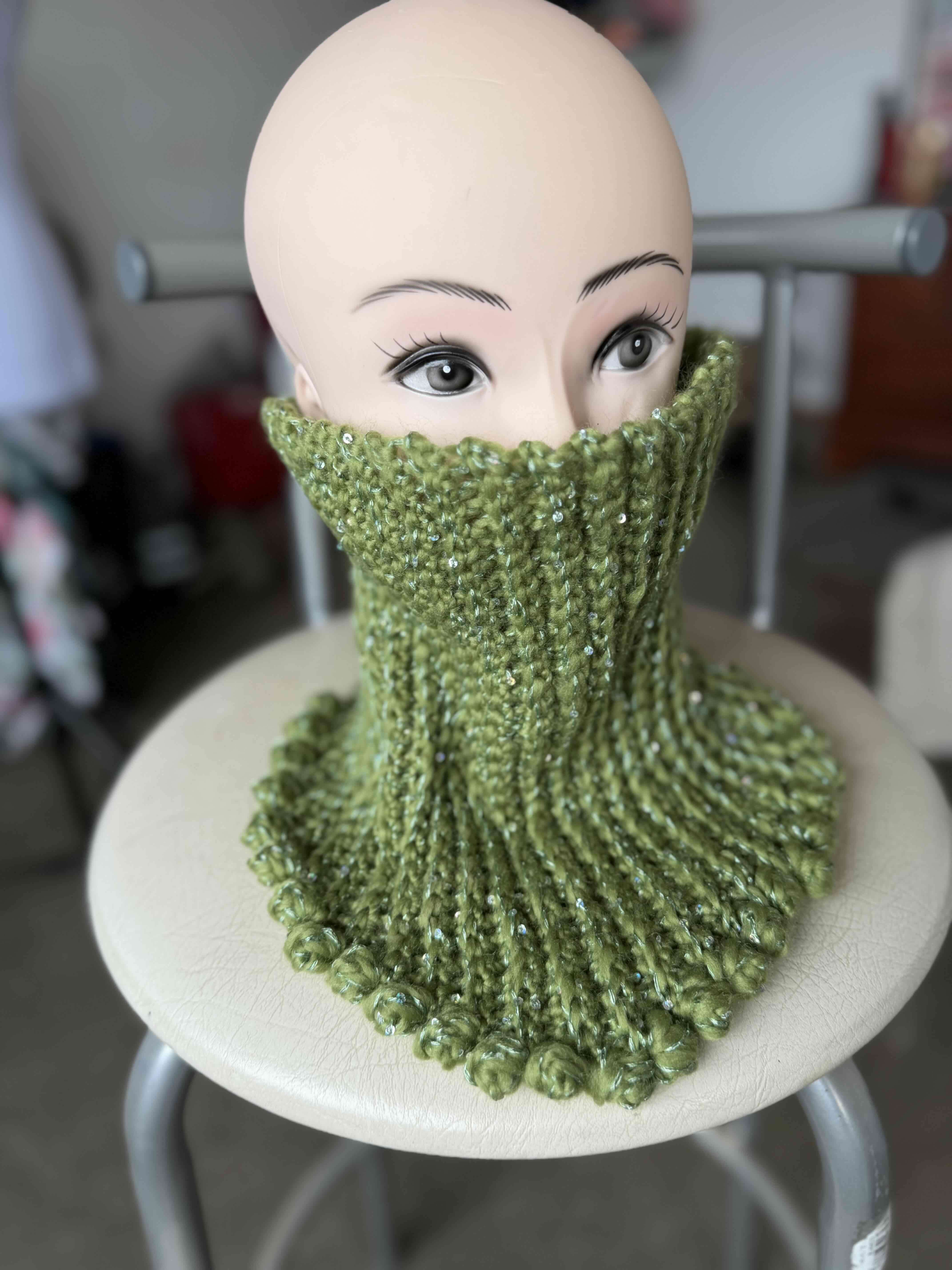 Cuello tejido verde con lentejuelas - miniatura 3