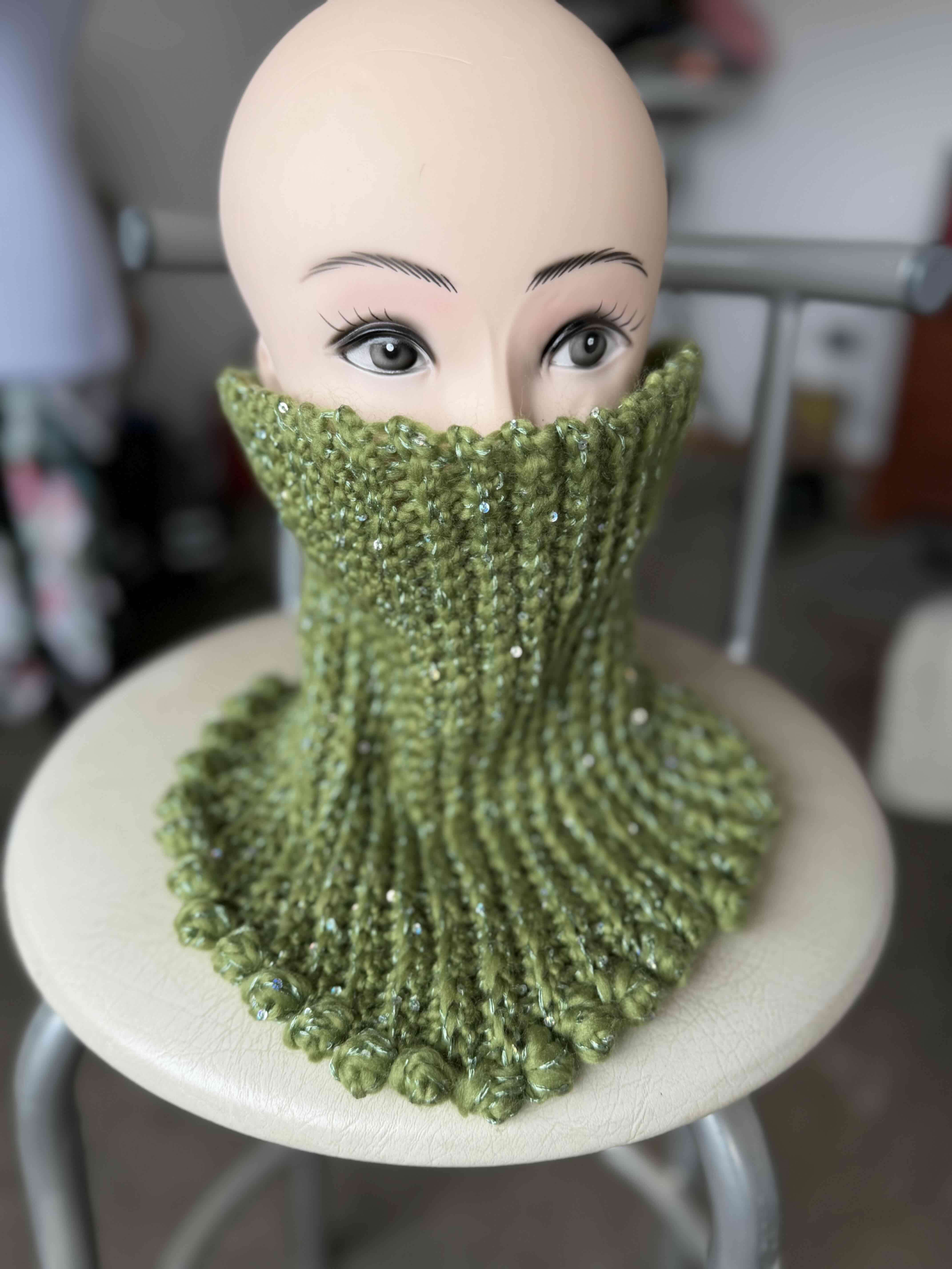 Cuello tejido verde con lentejuelas - miniatura 4