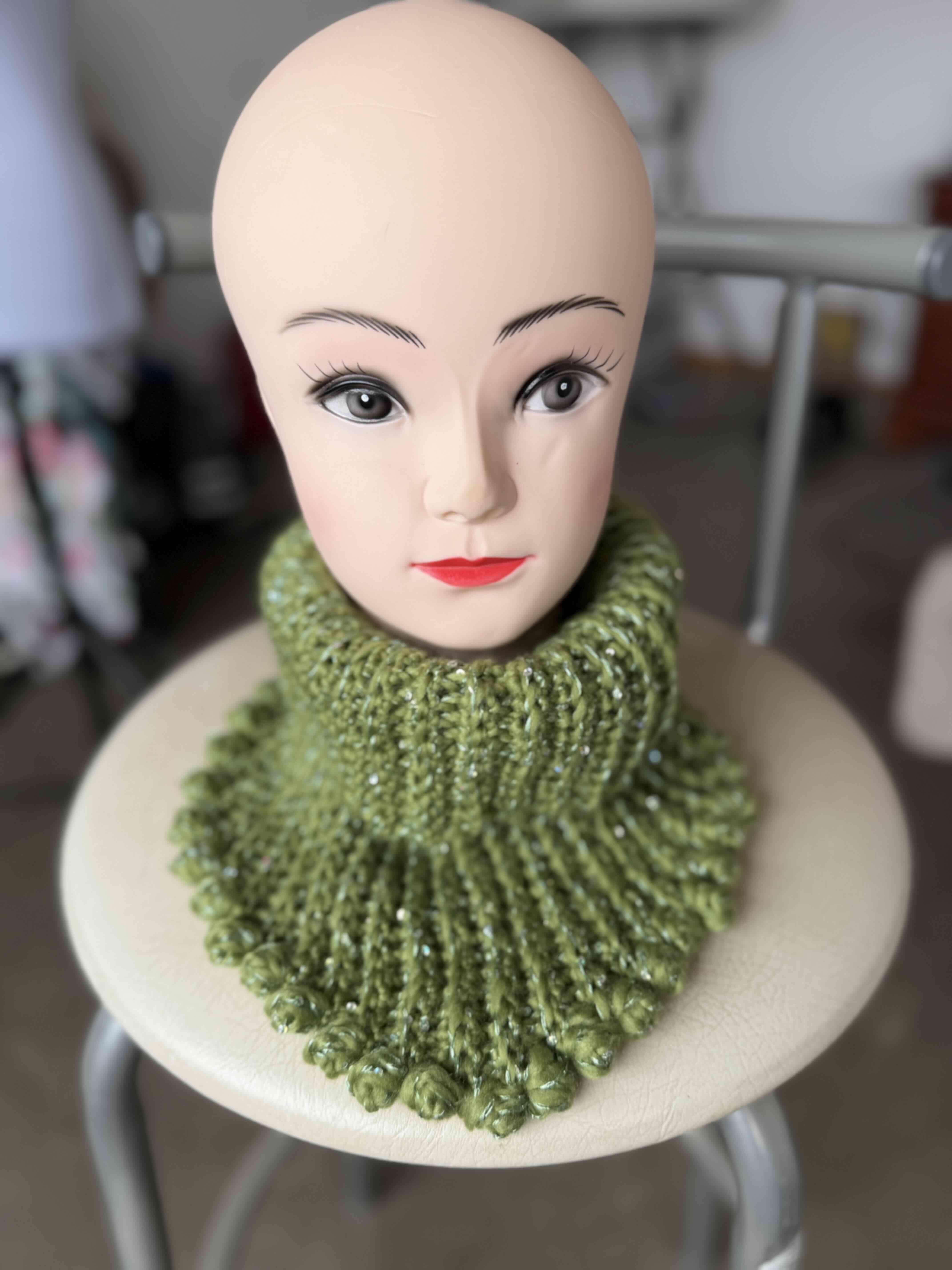 Cuello tejido verde con lentejuelas - miniatura 6