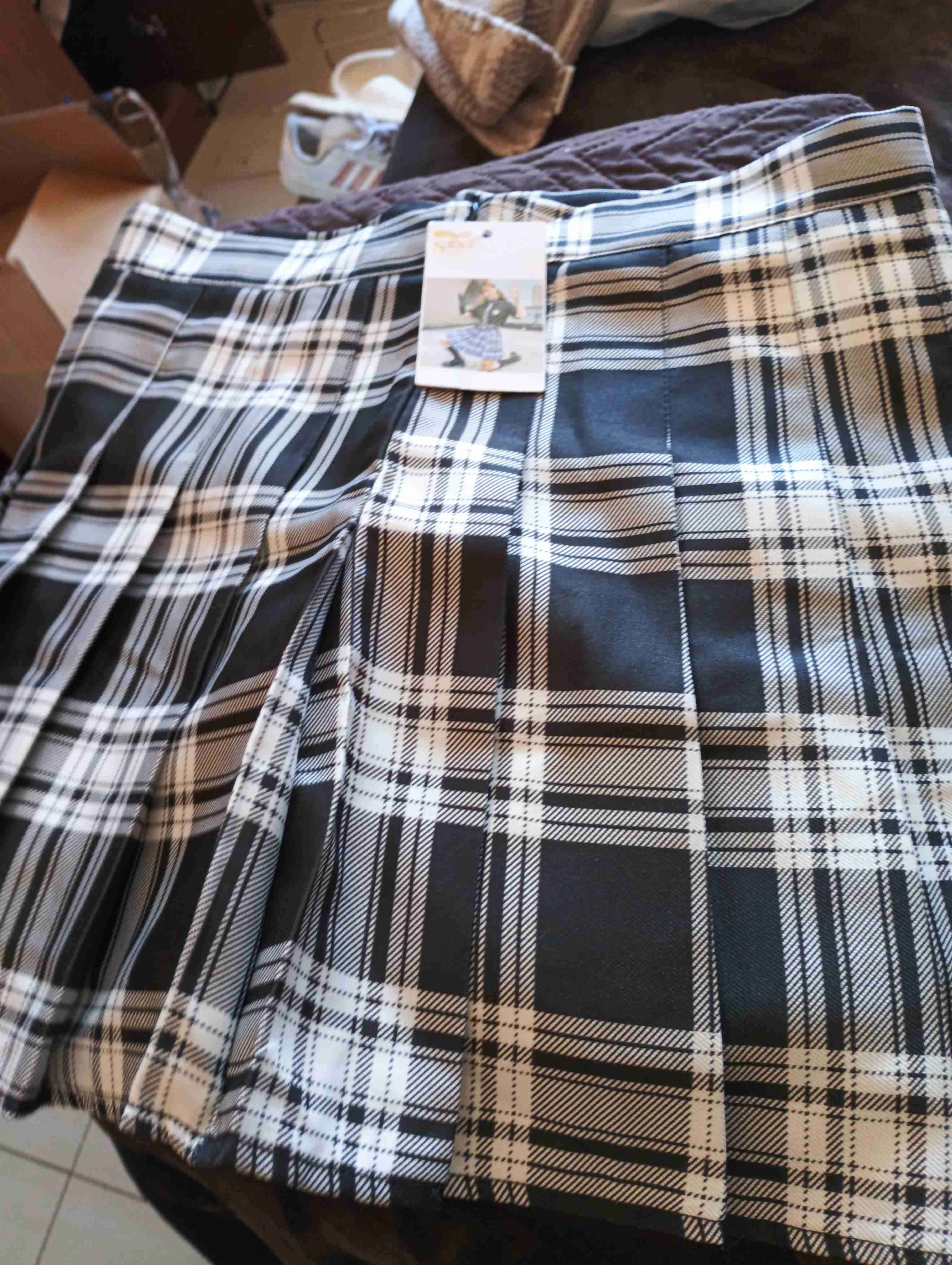 Falda escocesa plisaday zapatillas converse - miniatura 1