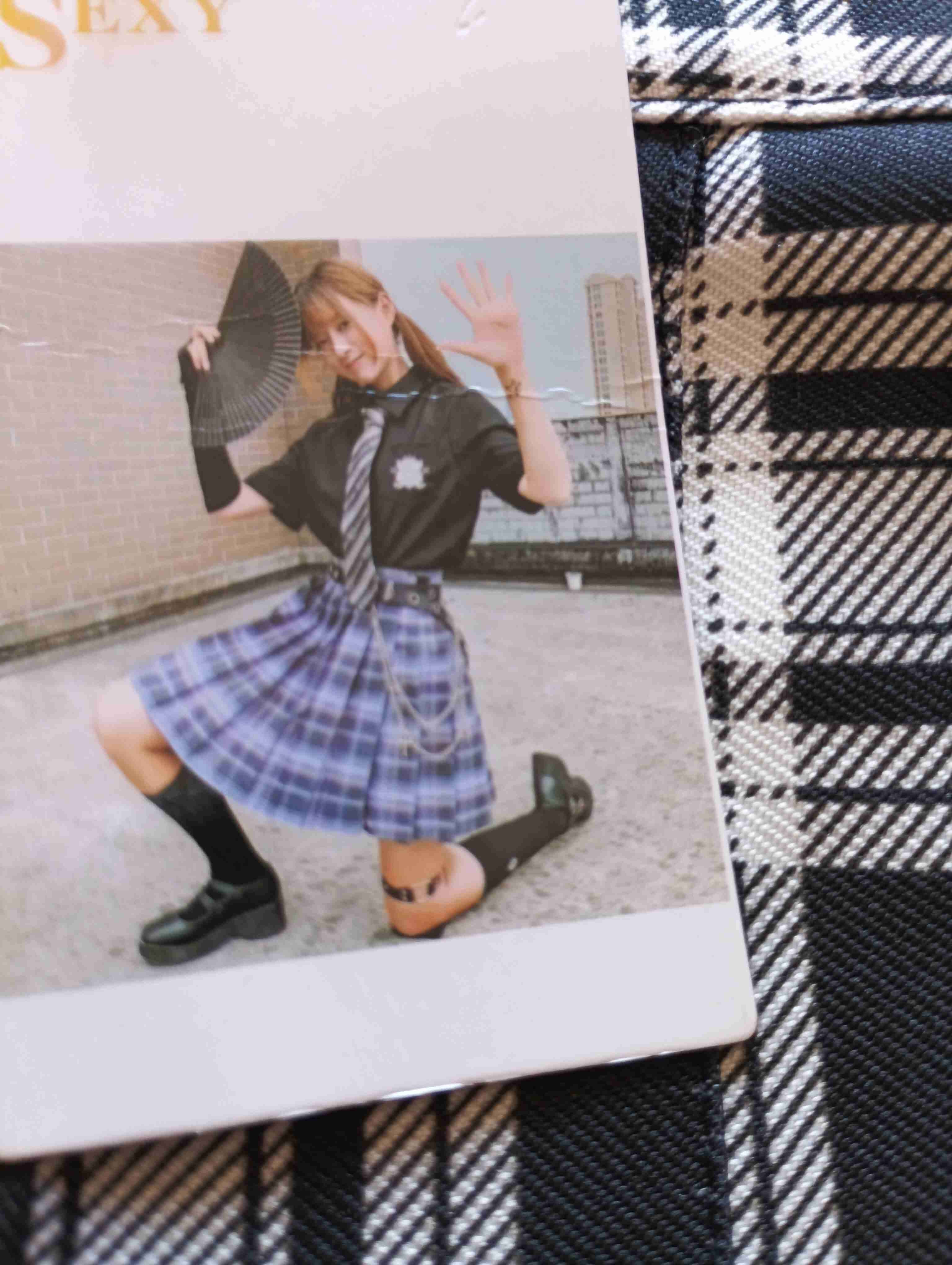 Falda escocesa plisaday zapatillas converse - miniatura 2