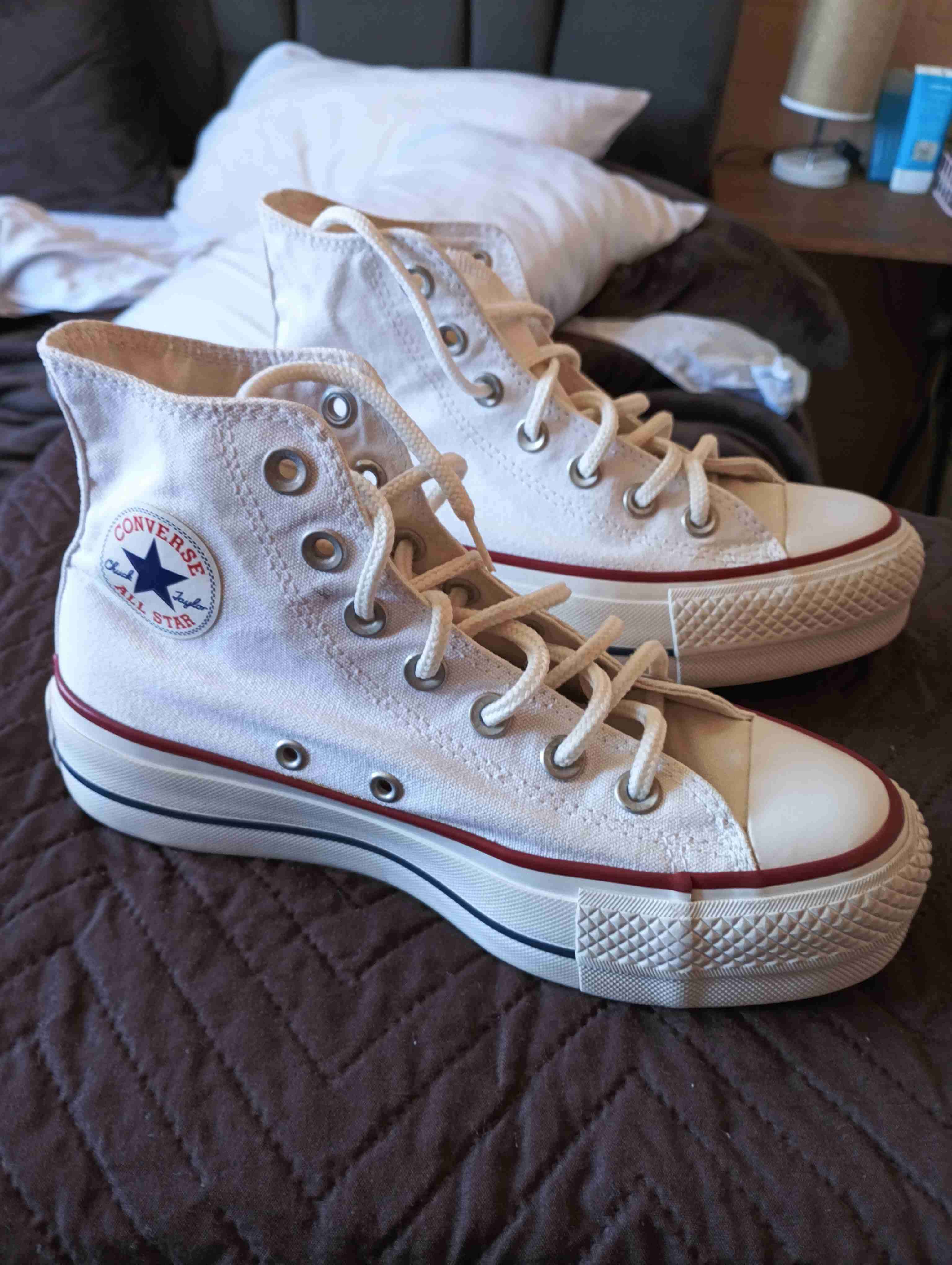 Falda escocesa plisaday zapatillas converse - miniatura 3