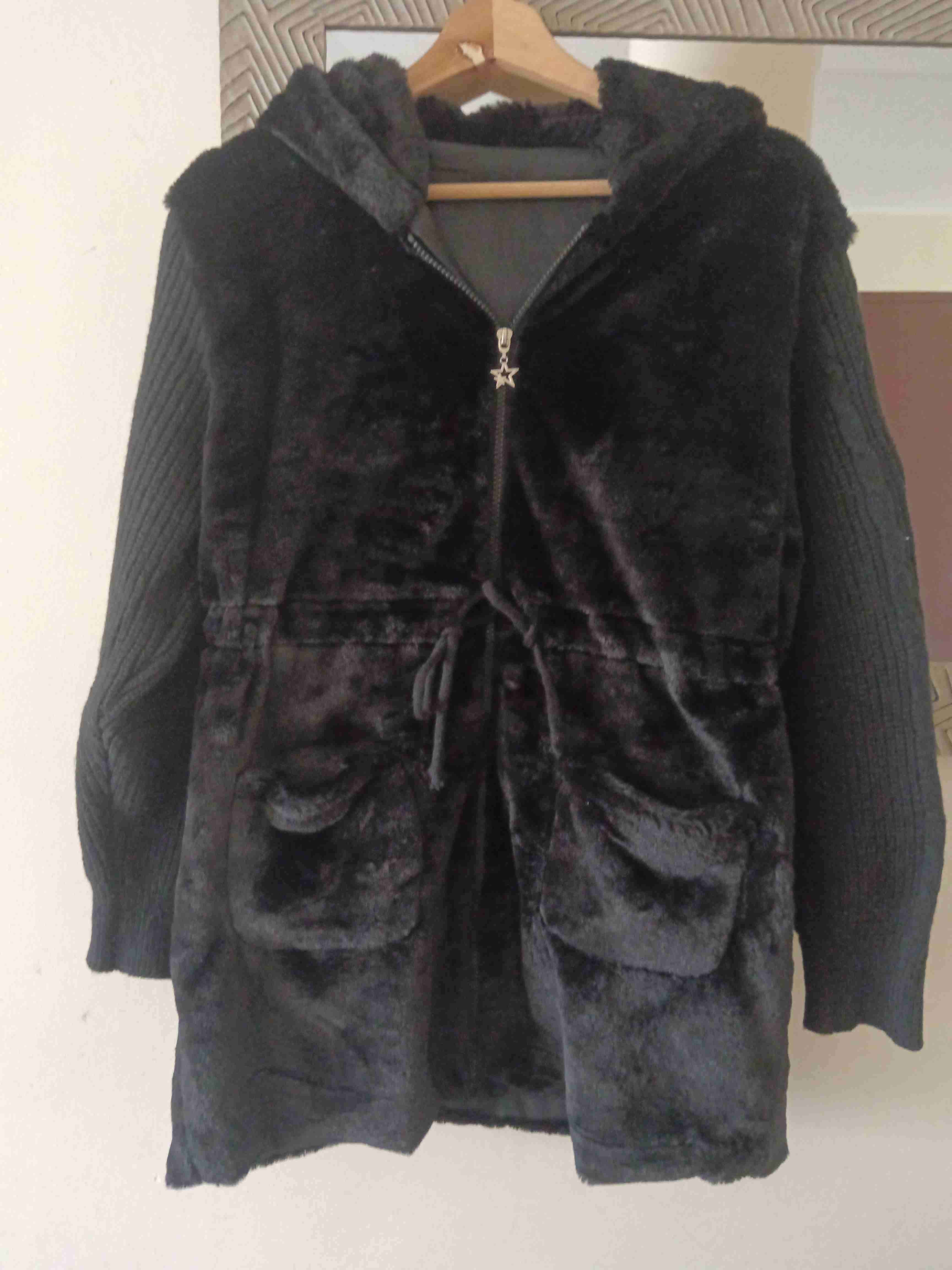 Abrigo negro de felpa con capucha