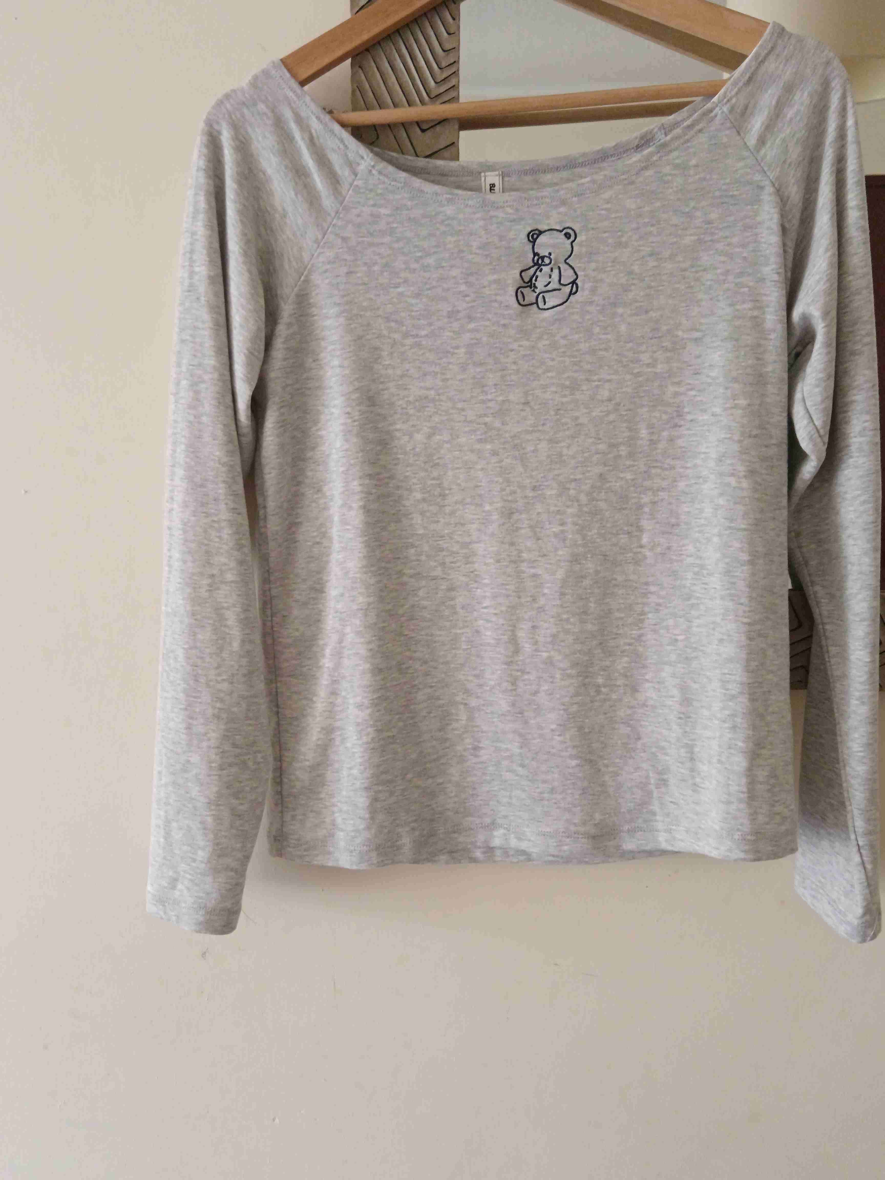 Polera gris con oso bordado