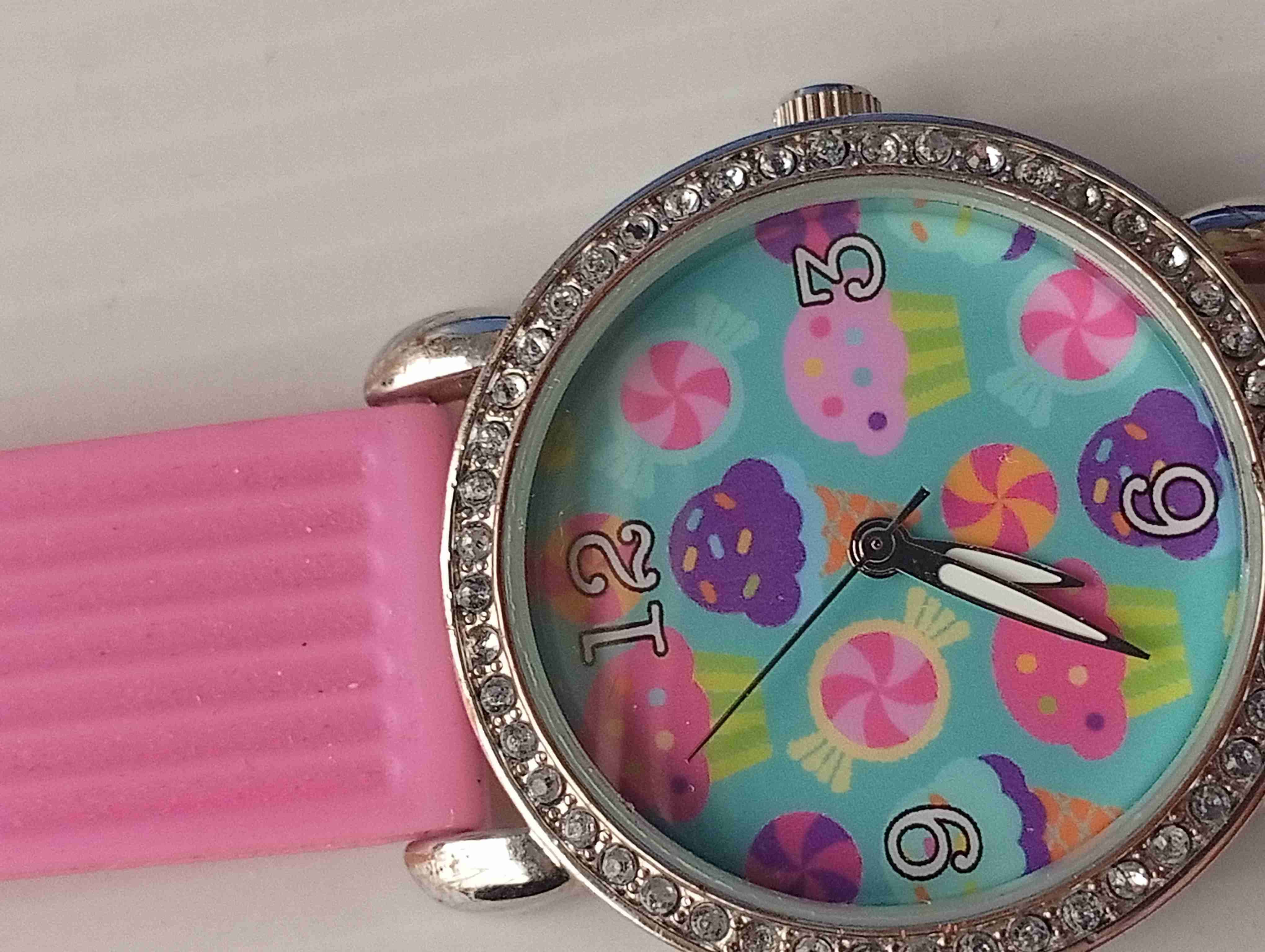 Reloj con diseño de dulces - miniatura 1