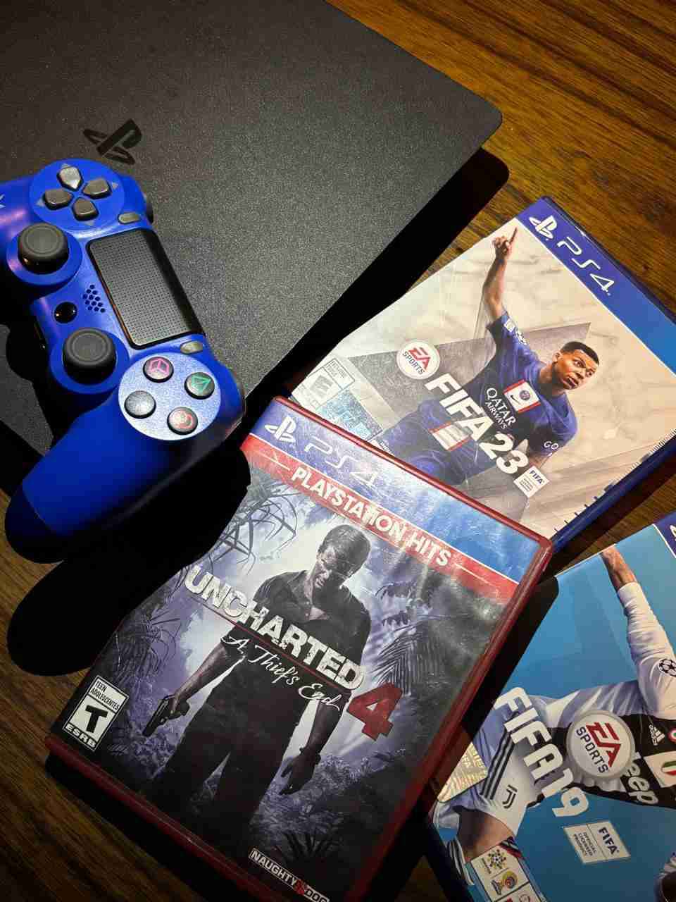 Consola PS4 con juegos y control - miniatura 1