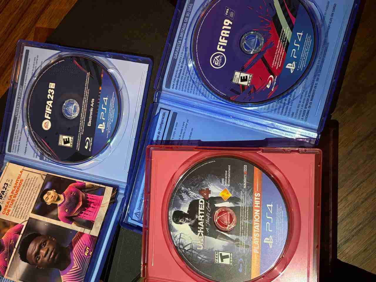 Consola PS4 con juegos y control - miniatura 3