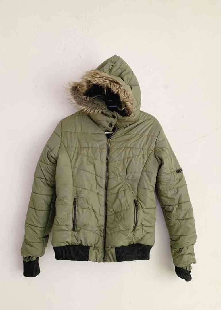 Parka verde con capucha
