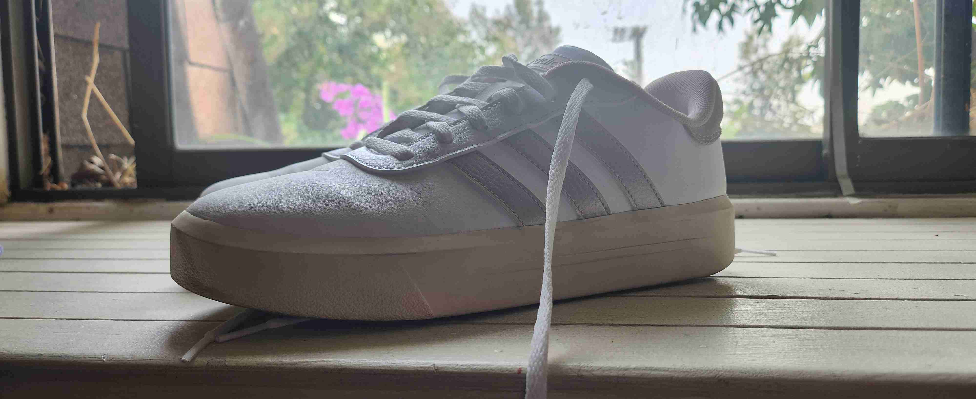 Zapatillas blancas marca Adidas - miniatura 2