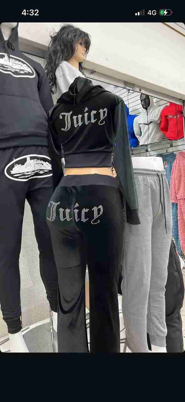 Conjunto deportivo negro con estampado