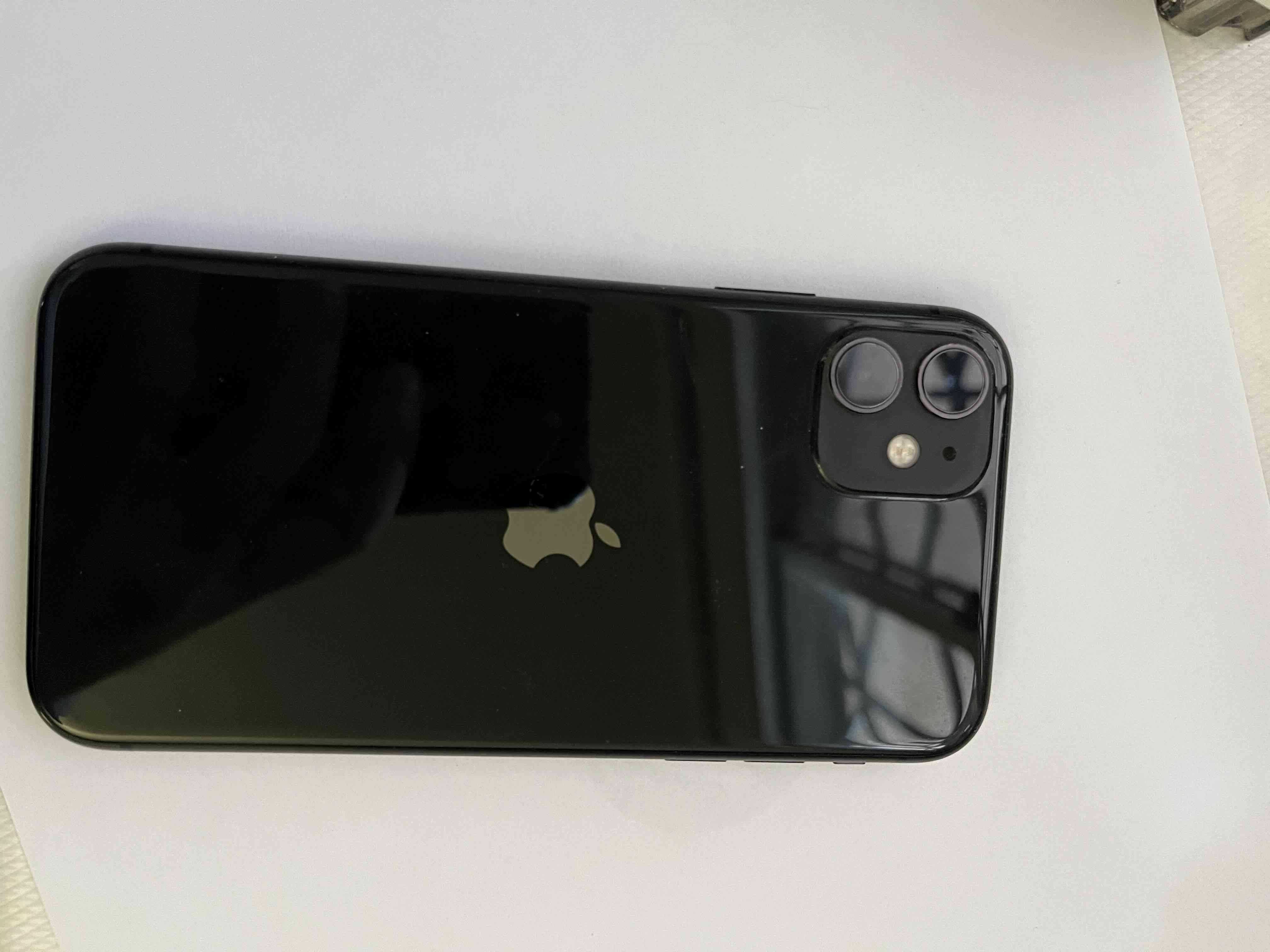 iPhone 11  negro en buen estado - miniatura 1