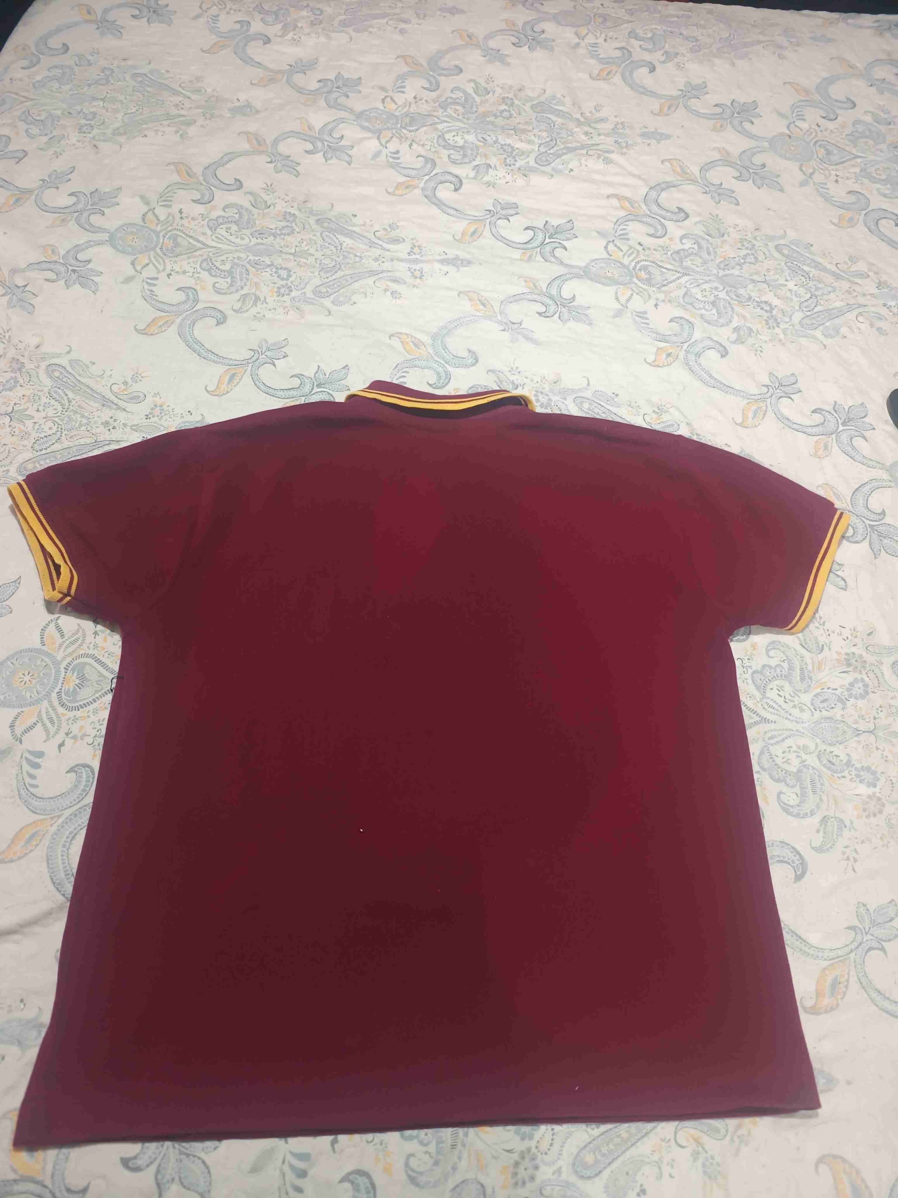 Polera polo roja y amarilla - miniatura 2