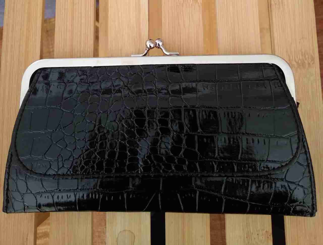 Cartera negra de cocodrilo