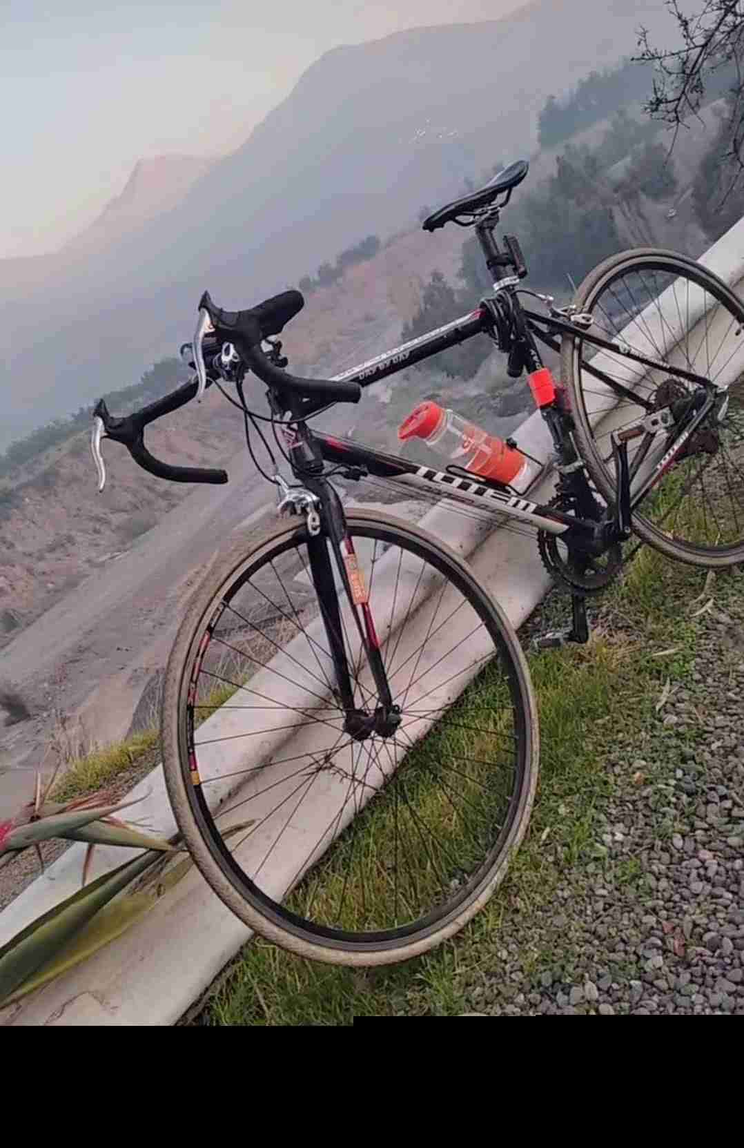 Bicicleta de carretera negra - miniatura 3