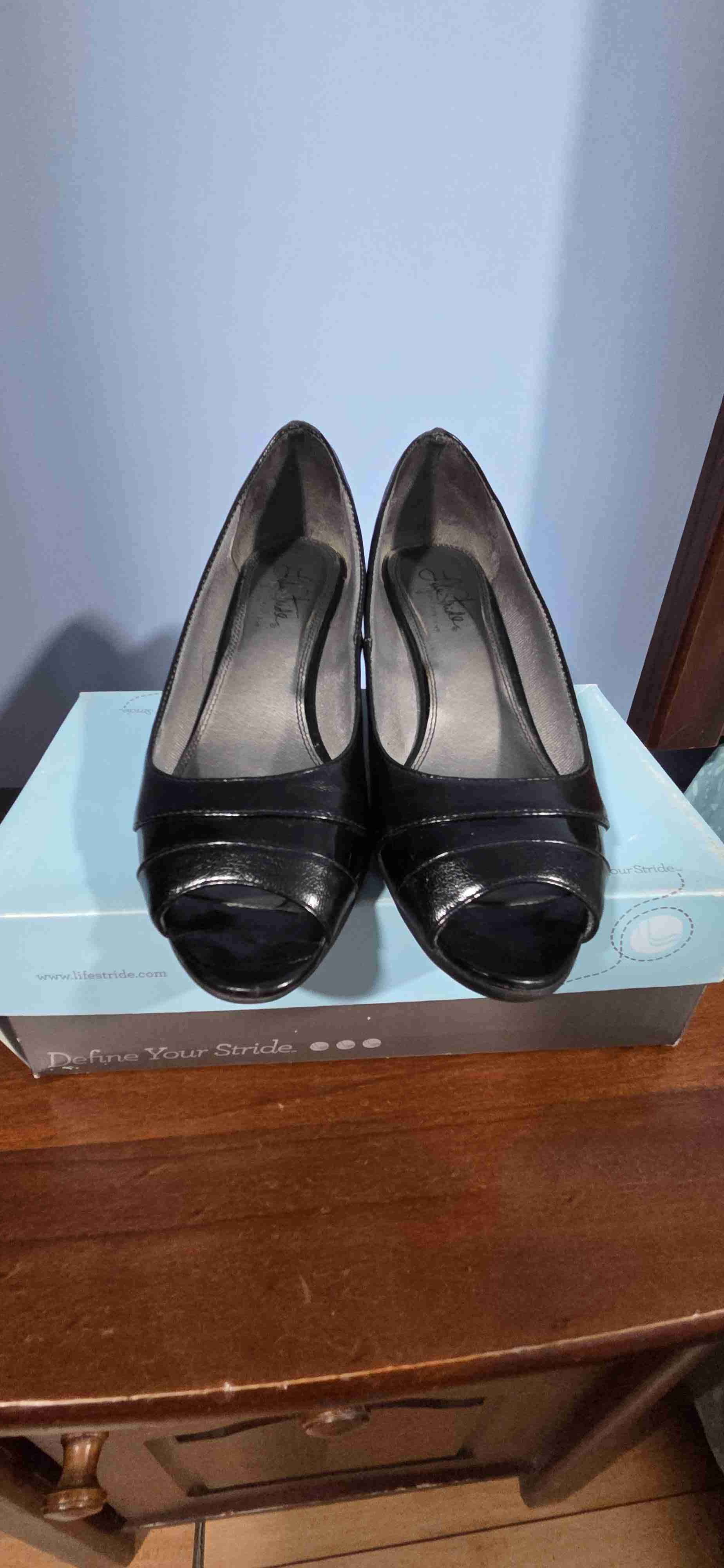 Zapatos de tacón negro abierto - miniatura 1