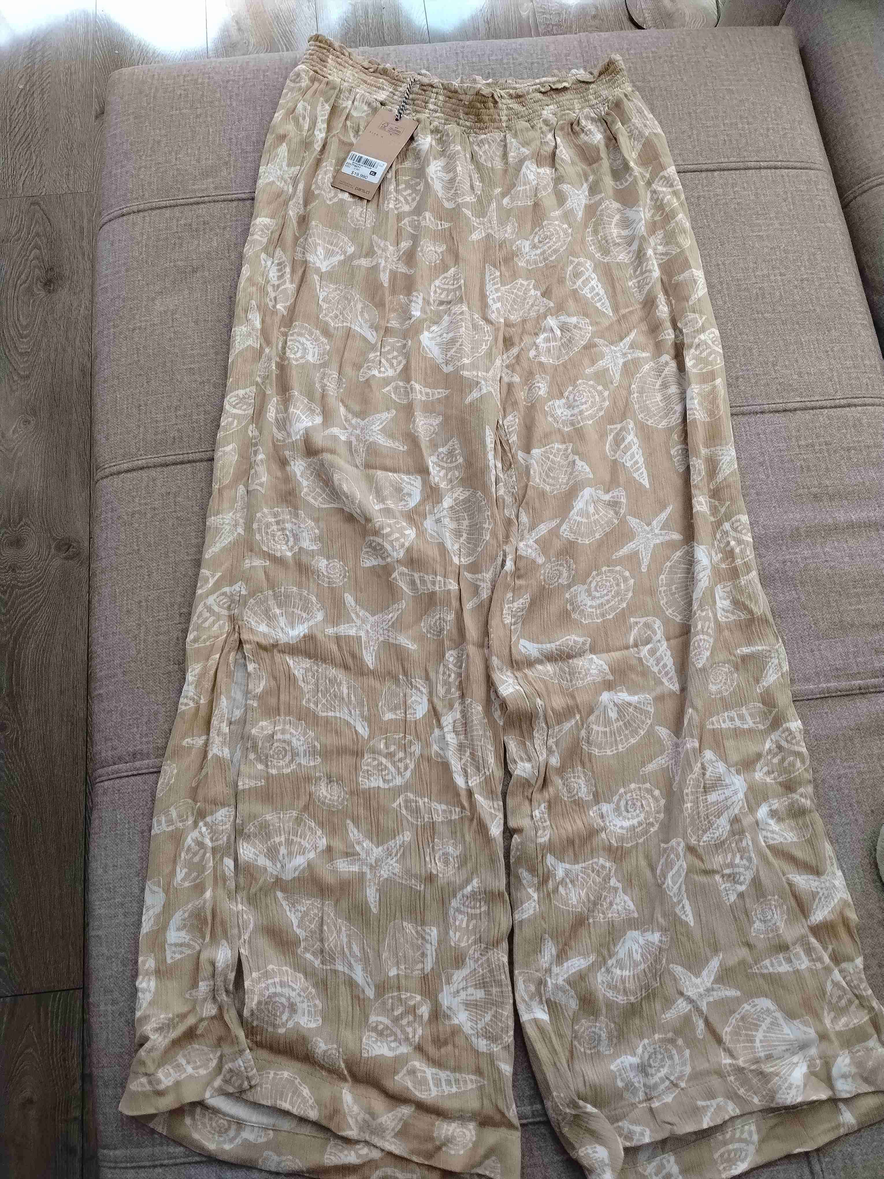Pantalones beige estampado de conchas