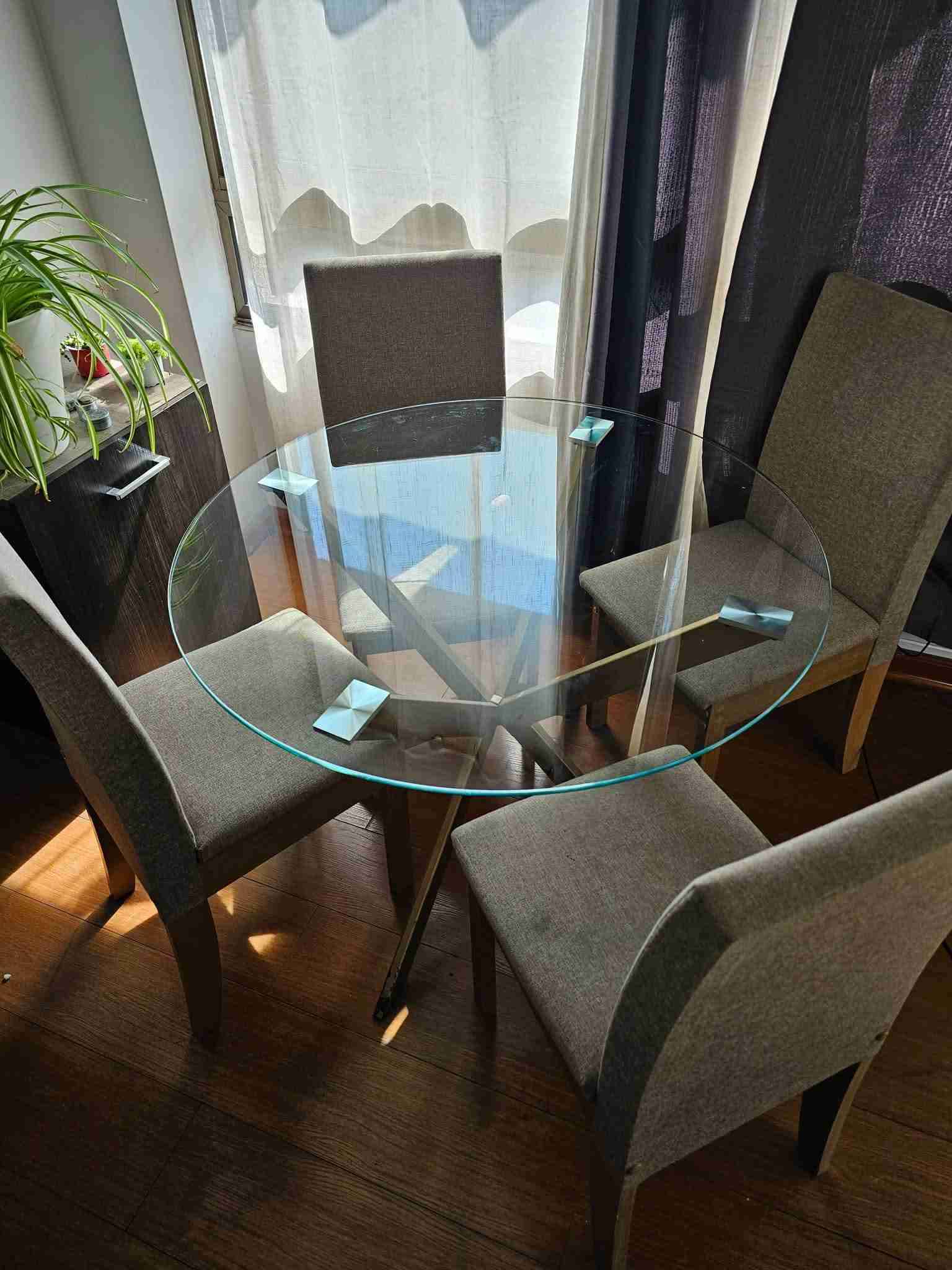 Mesa de comedor redonda de vidrio - miniatura 1