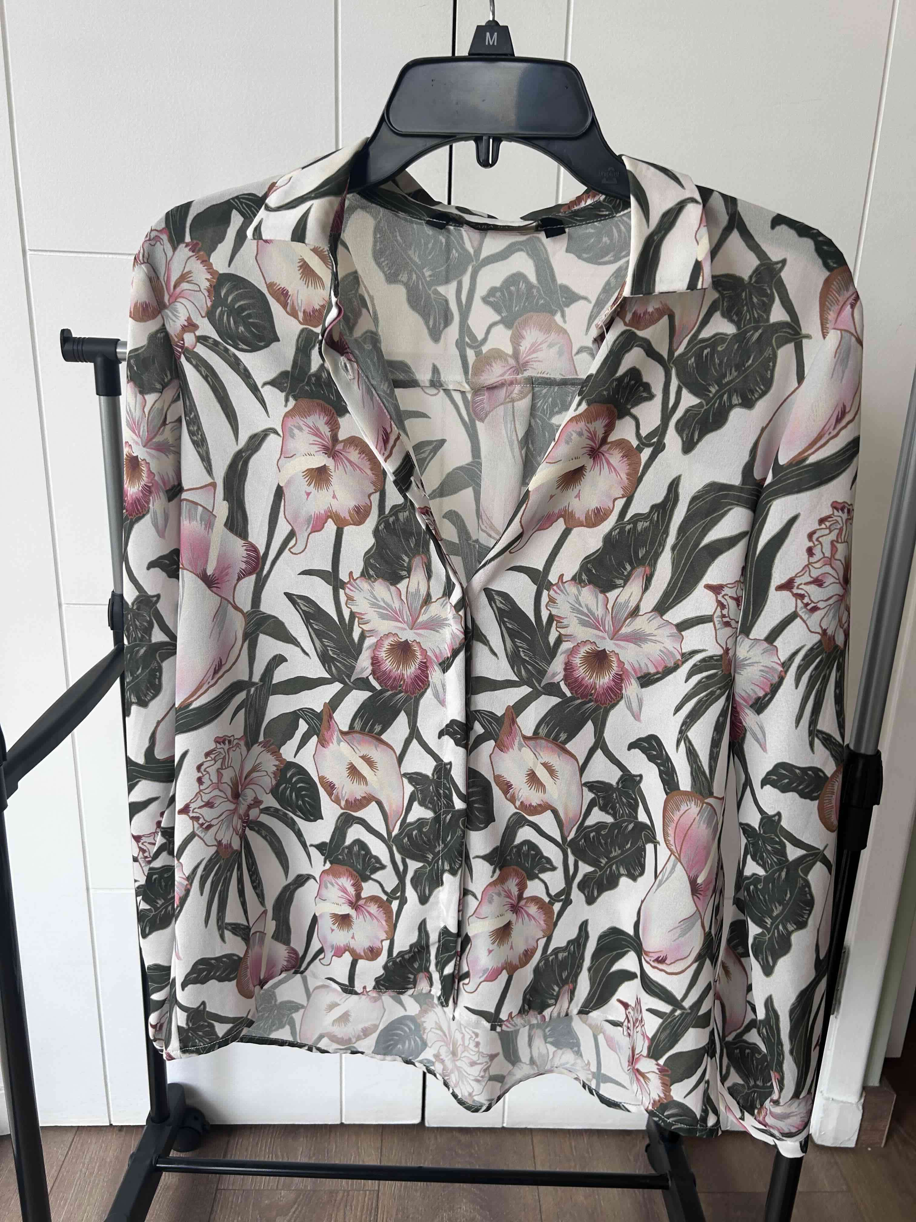 Blusa floral Zara - miniatura 1