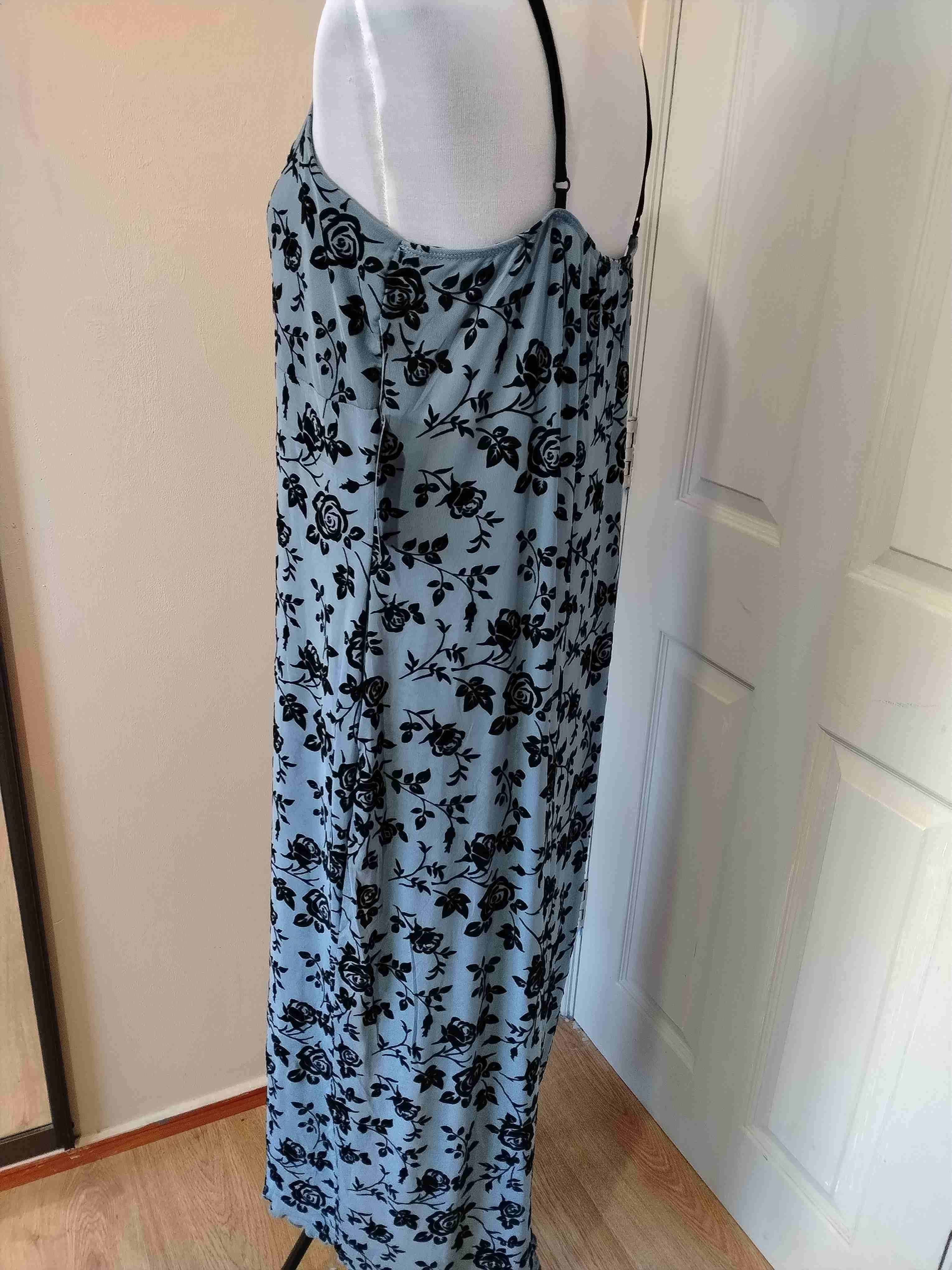 Vestido floral azul y negro XL - miniatura 2