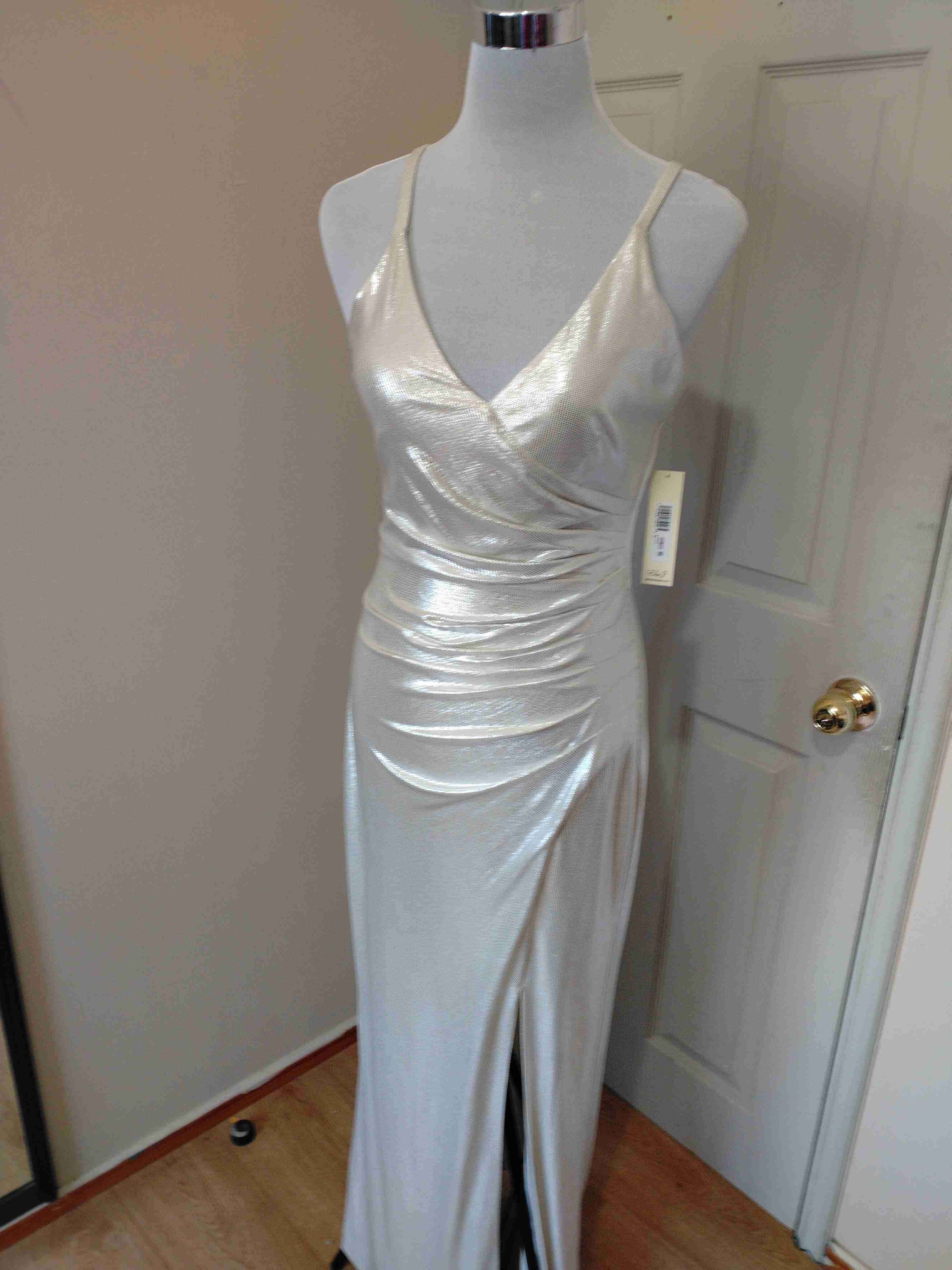 Vestido largo plateado con brillo