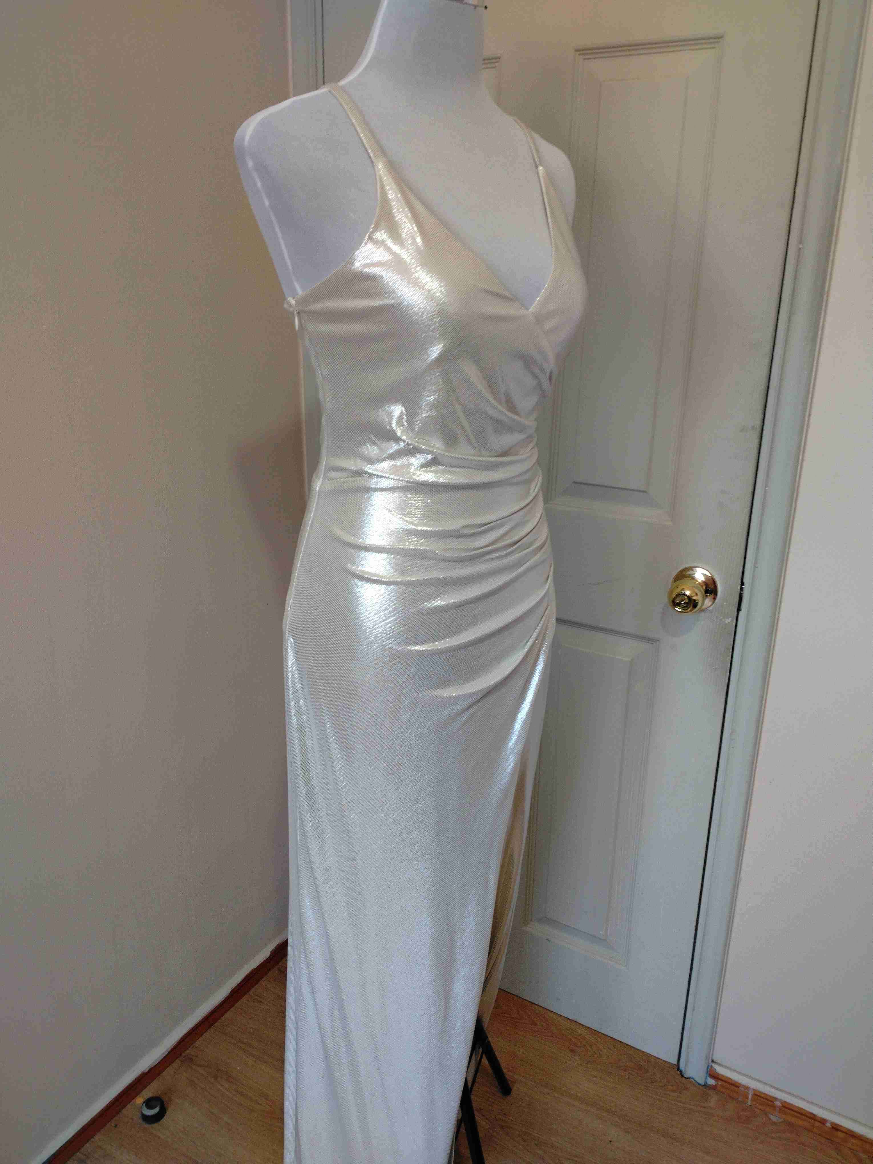 Vestido largo plateado con brillo - miniatura 4