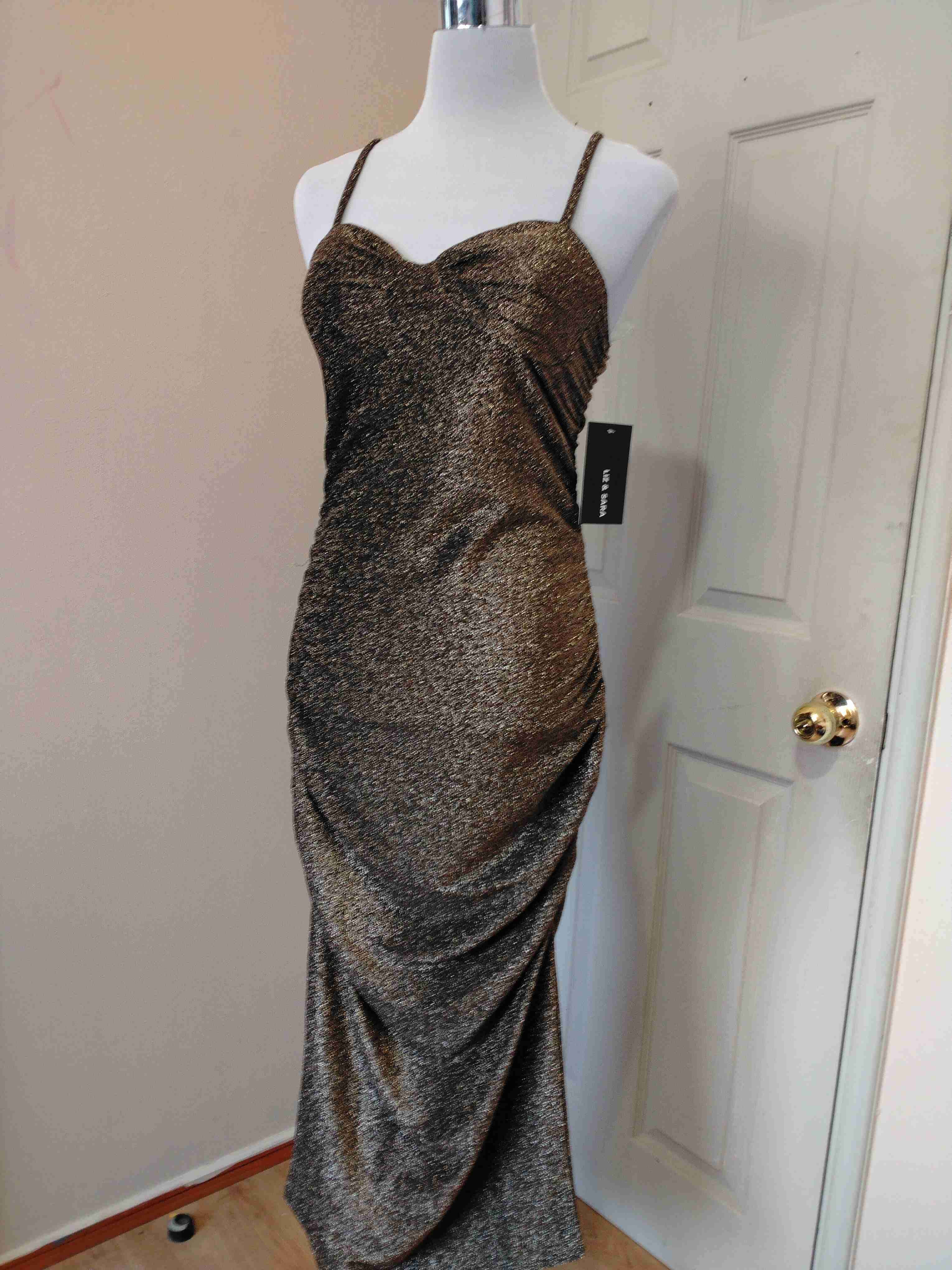 Vestido largo dorado brillante