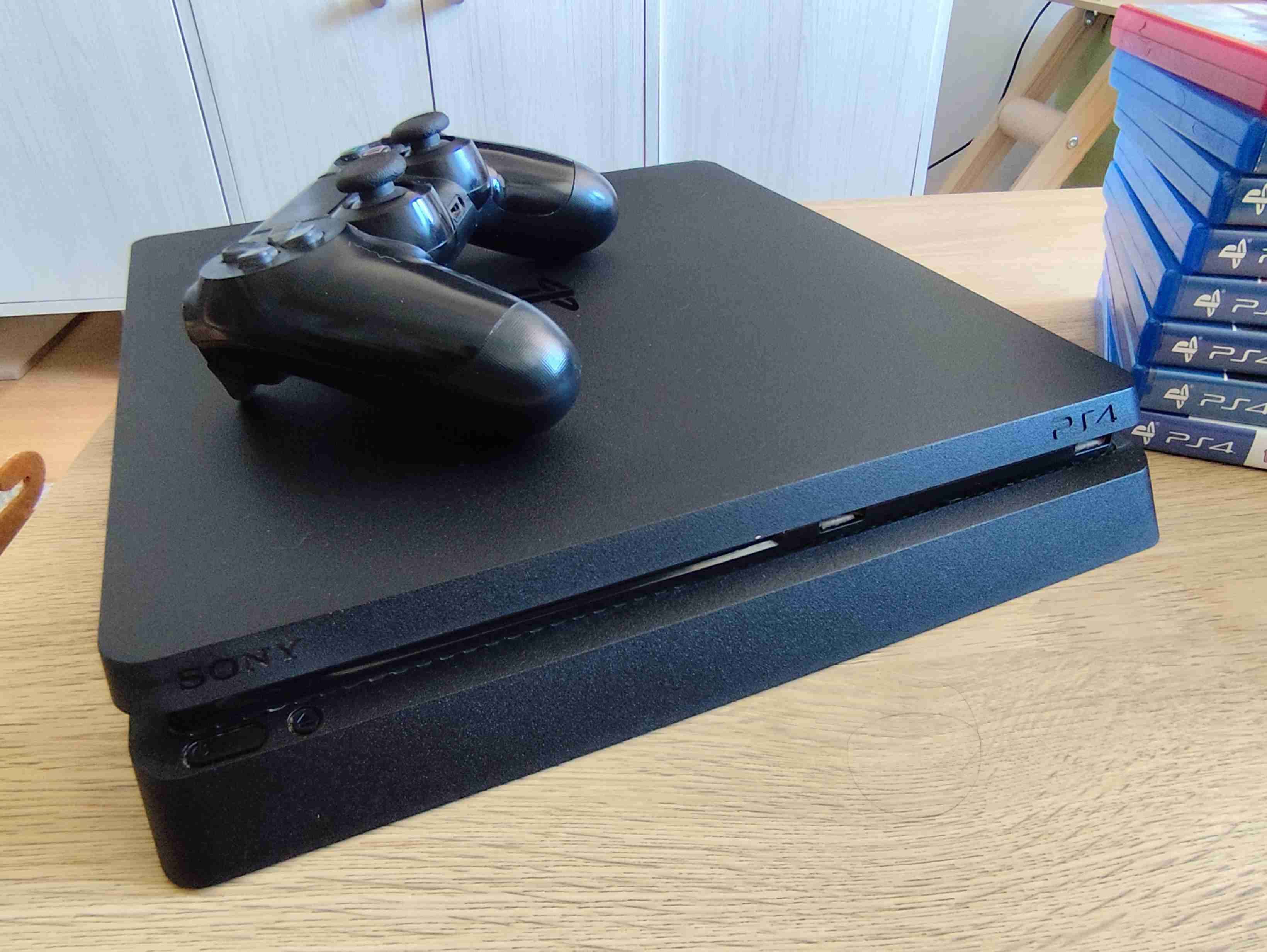 Consola PS4 con mando - miniatura 1