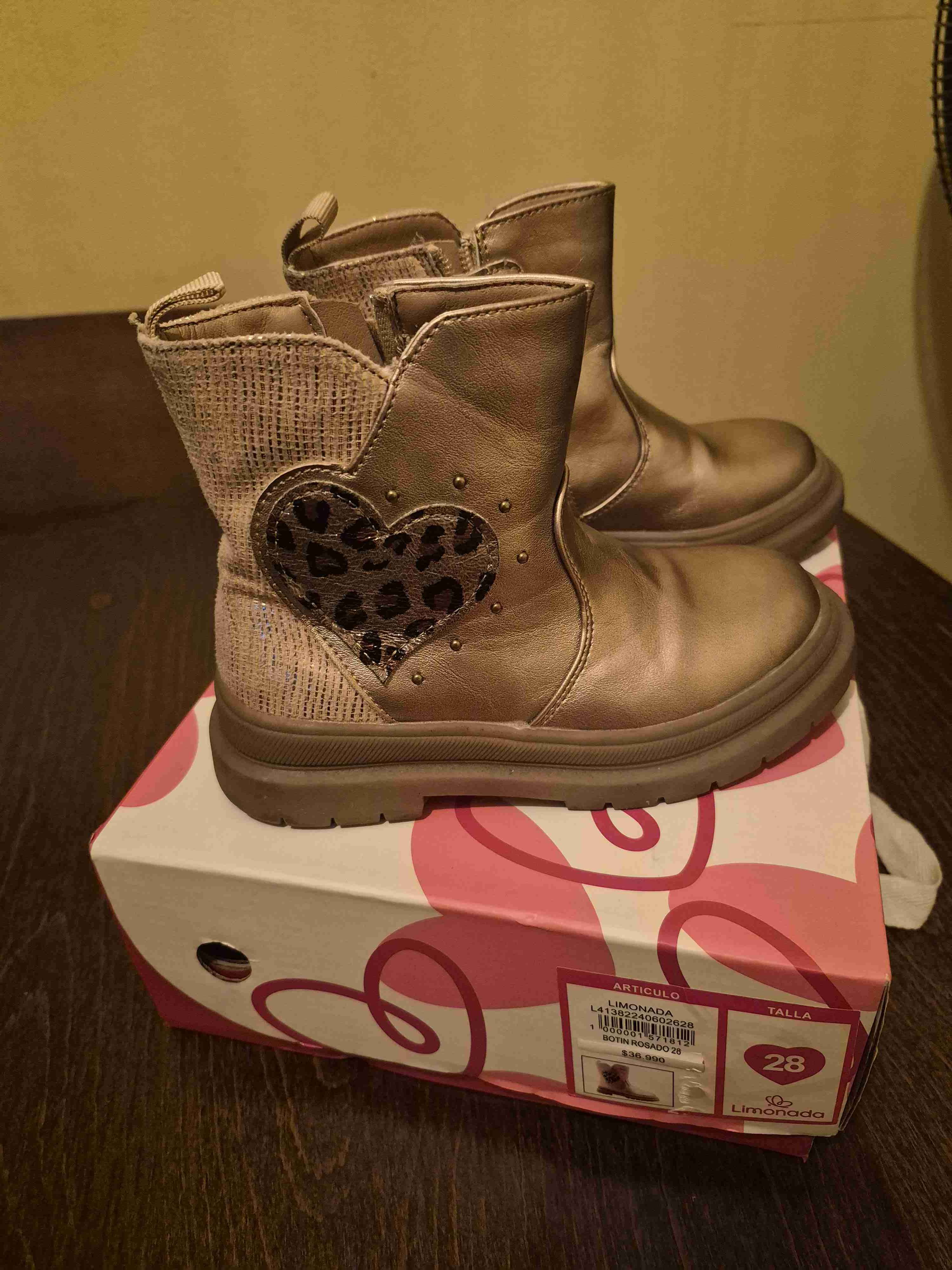 Botines dorados con corazón - miniatura 1