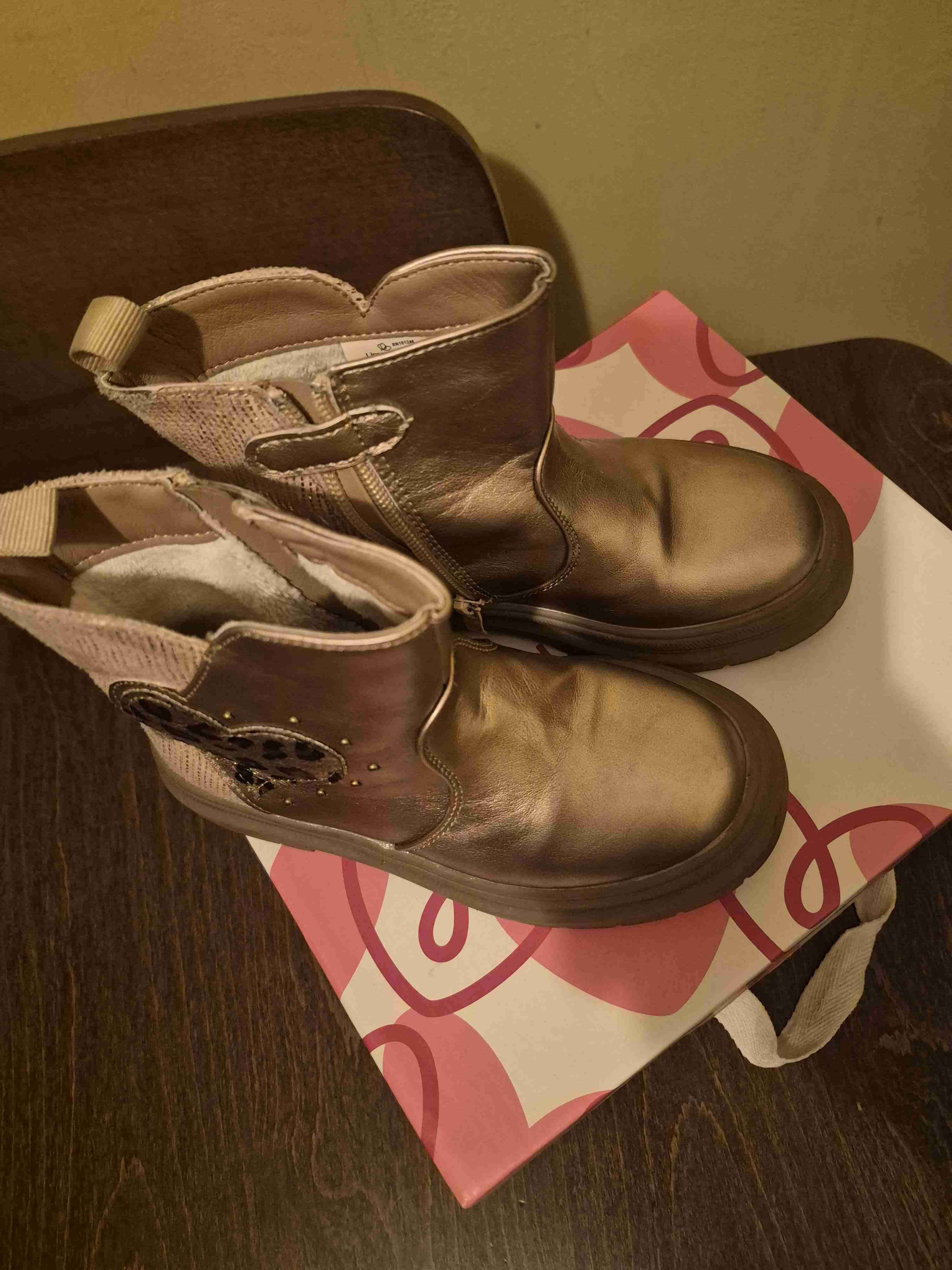 Botines dorados con corazón - miniatura 3