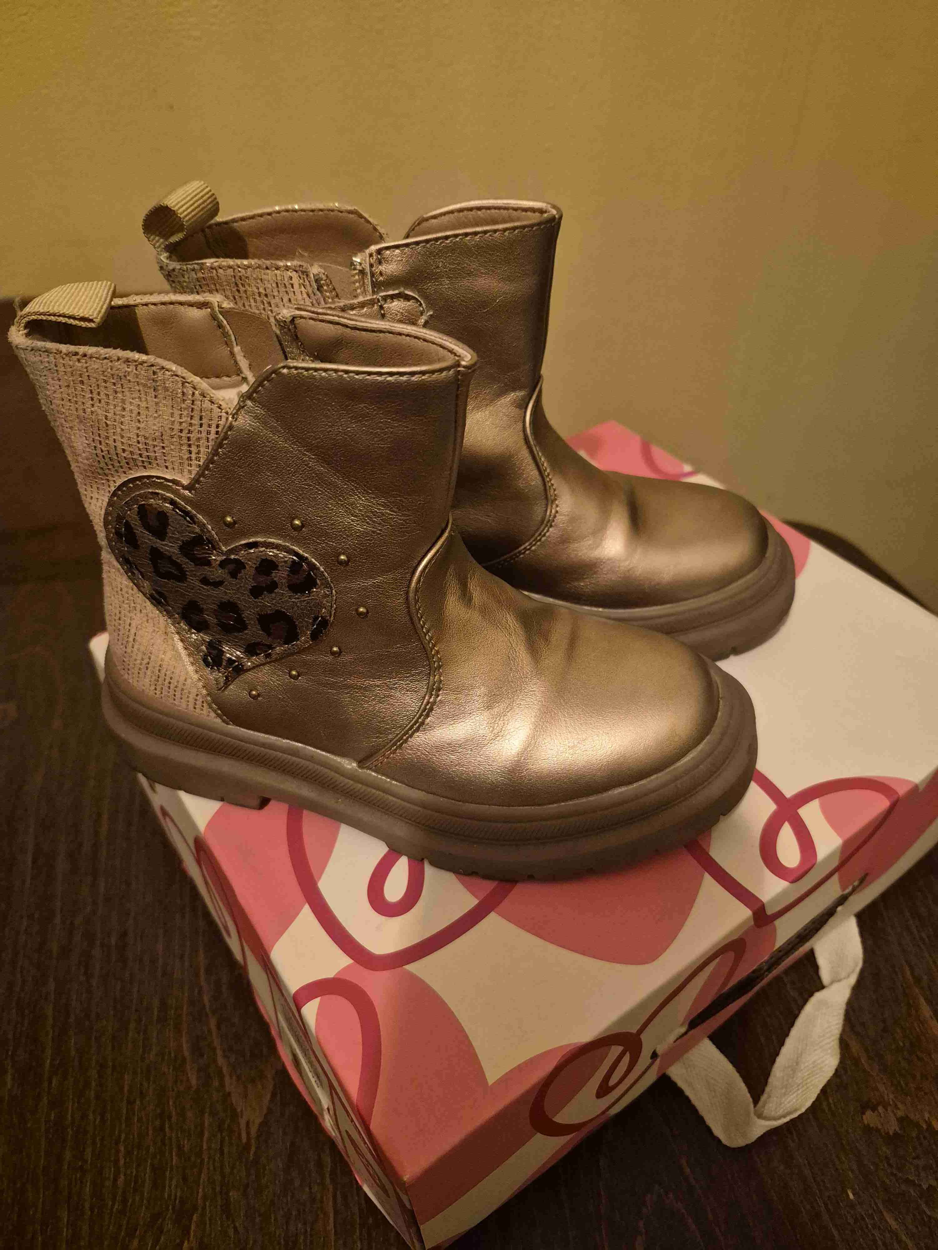 Botines dorados con corazón - miniatura 4